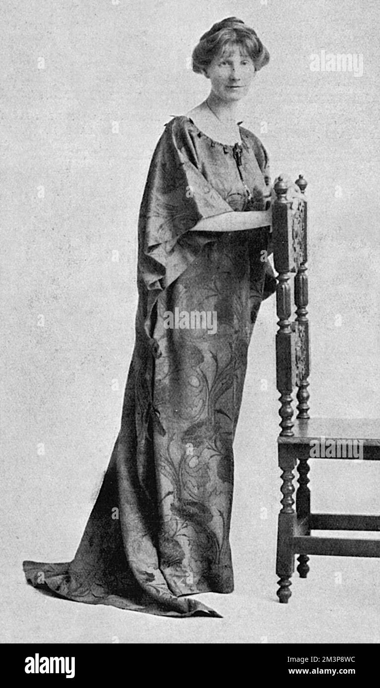 MARJORIE BOWEN alias GABRIELLE MARGARET LONG englische Schriftstellerin (1888 - 1952), abgebildet in einem „Belle Alliance“-Kleid, entworfen von einer Gruppe von Künstlerinnen, die laut Sketch „ihr künstlerisches Talent und ihre geschickten Finger einsetzen, um wunderschöne Kleider zu kreieren und zu machen“. Datum: 1915 Stockfoto