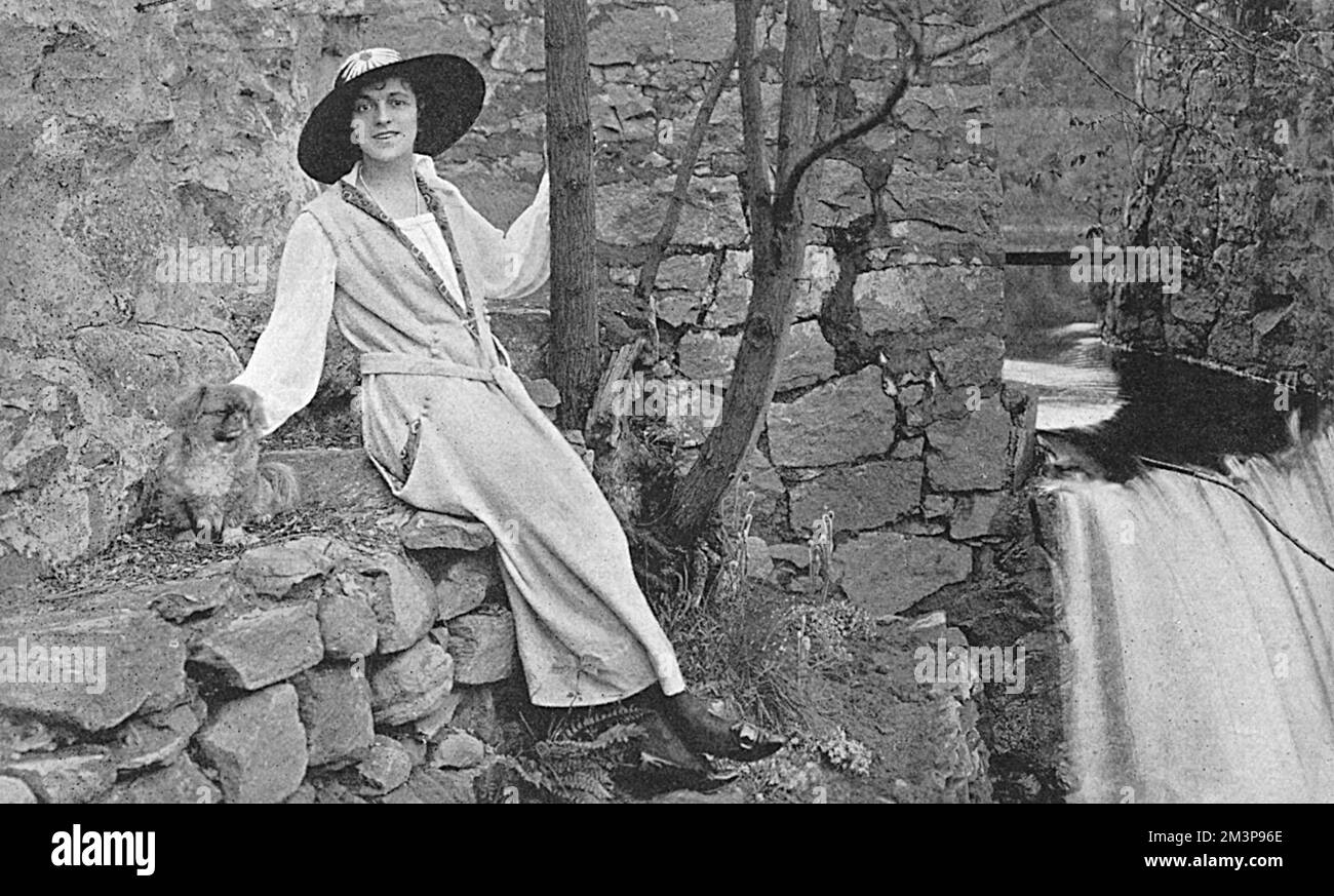 Elsie Janis (16. März, 1889. Februar 26, 1956), amerikanische Sängerin, Songwriter, Schauspielerin und Drehbuchautor. Die Unterhaltung der Truppen im Ersten Weltkrieg verewigte sie als „Liebling der AEF“ (American Expeditionary Force). Erschienen in Shows wie der Passing Show in London während des Ersten Weltkriegs. Datum: 1917 Stockfoto