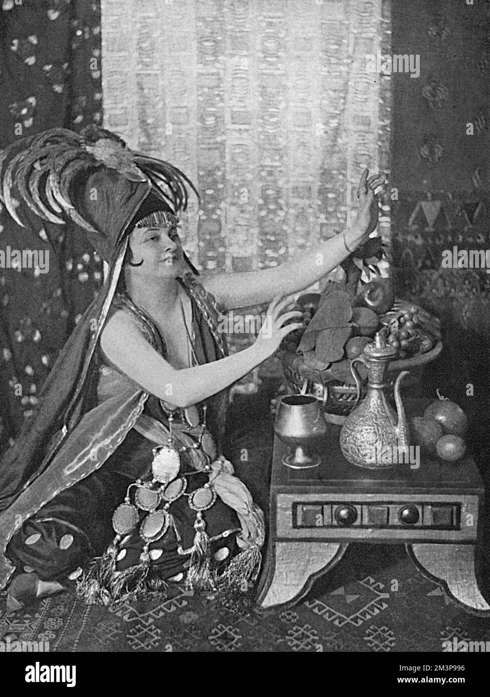 Aileen D'Orme, Schauspielerin und Sopransängerin, verkleidet in der äußerst beliebten Kriegs-Show Chu Chin Chow, in der sie die Rolle von Alcolom spielte und das Lied sang, zu jeder Zeit Kissing Time. Datum: 1917 Stockfoto