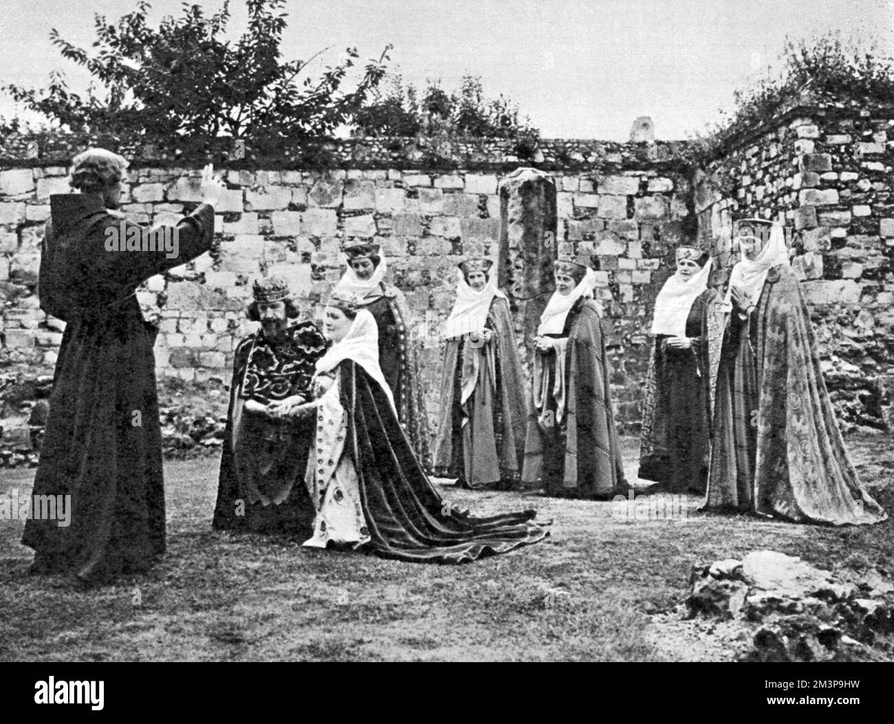Der erste Erzbischof von Canterbury, St. Augustine, segnet König Ethelbert und seine Königin in einer Szene vom Canterbury Festival Pageant, basierend auf der Geschichte der St. Augustine Abbey außerhalb der Stadtmauern von Canterbury. Datum: 1951 Stockfoto