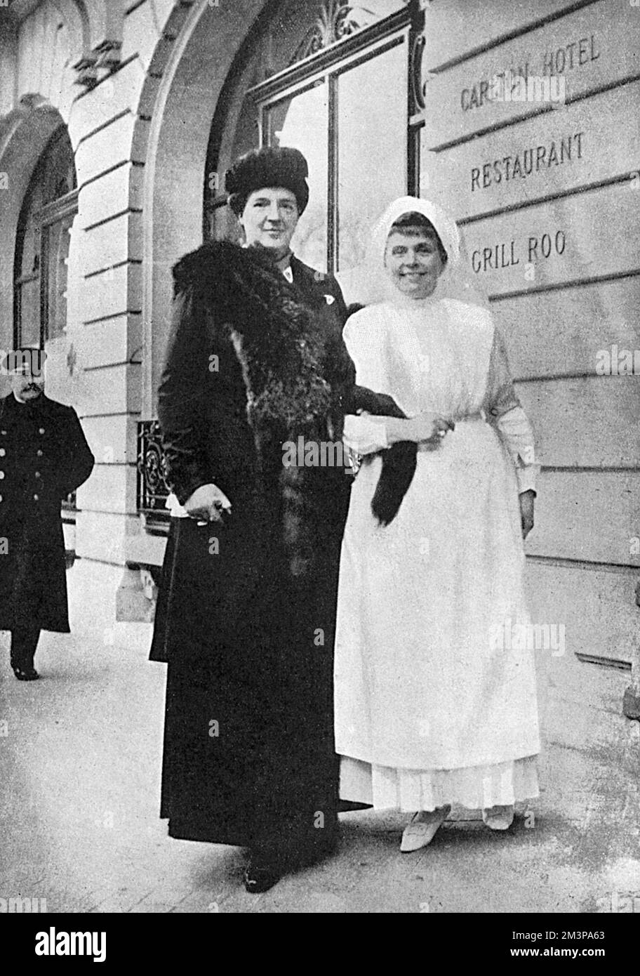 Ein Foto von Königin Amelie von Portugal (links) (1865-1951), in Paris neben Madame Iswolsky, der Frau des russischen Botschafters, gekleidet in einer Krankenschwester-Uniform. Vor dem Carlton Hotel, das WW1 als russisches Krankenhaus genutzt wurde. Datum: 1916 Stockfoto