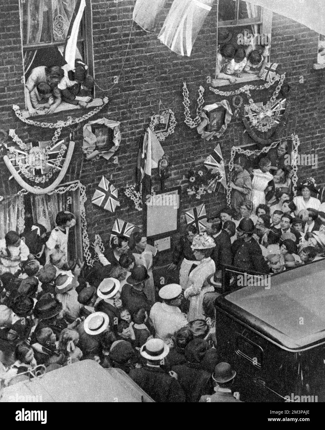 Königin Mary inspiziert Tribut an den Patriotismus des East End Stockfoto Königin Mary inspiziert Tribut an den Patriotismus des East End Stockfoto