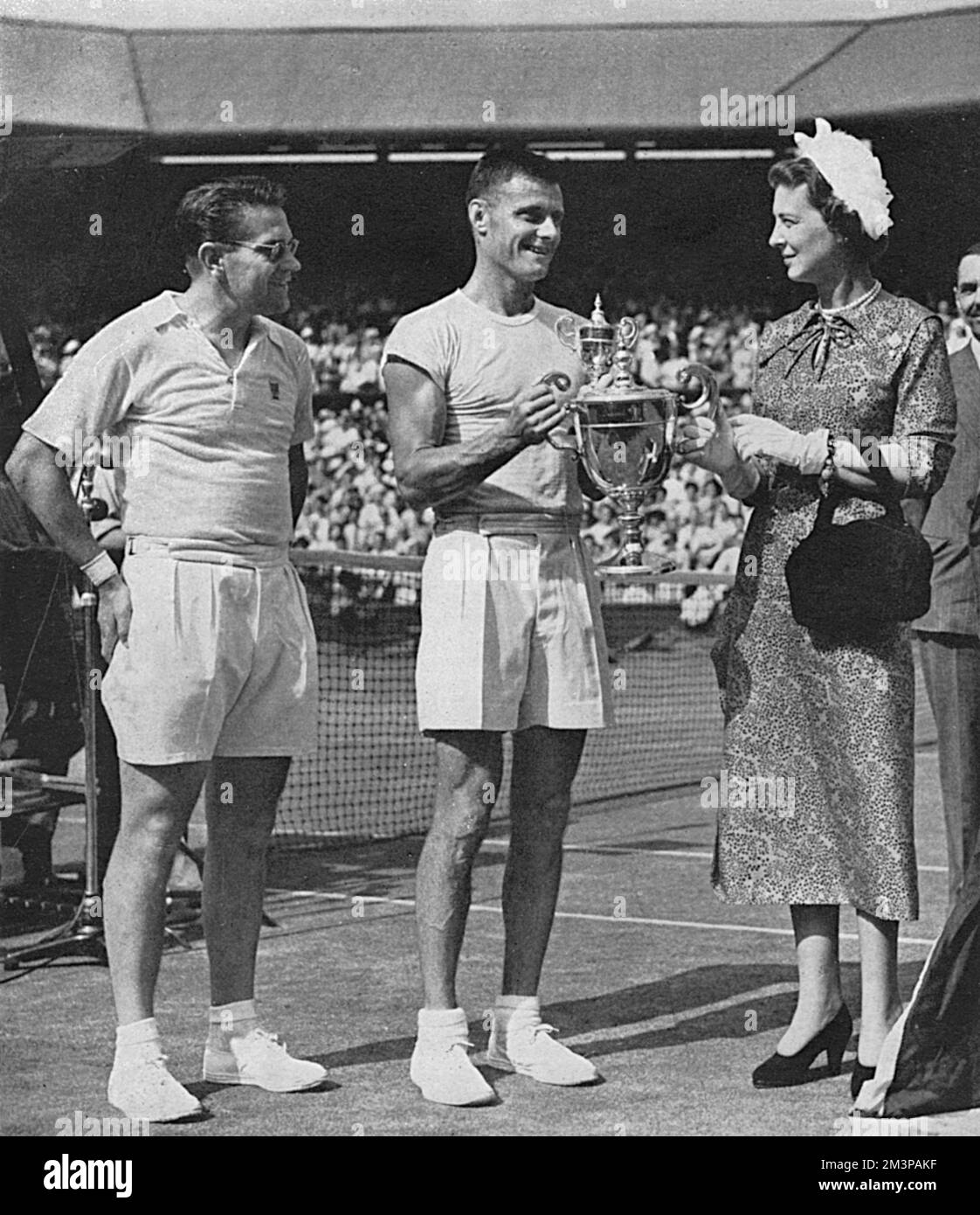 Die Herzogin von Kent mit dem Champion des Singles-Finales der Männer in Wimbledon, Frederick Schröder und dem galanten Verlierer Jaroslav Drobny. Prinzessin Marina von Griechenland, spätere Herzogin von Kent (1906-1968), Tochter von Prinzessin Helen von Russland und Prinz Nicholas von Griechenland und Ehefrau von Prinz George, Herzog von Kent. Prinzessin Marina ist die Mutter des aktuellen Herzogs von Kent, Prinzessin Alexandra und Prinz Michael von Kent. Datum: 1949 Stockfoto