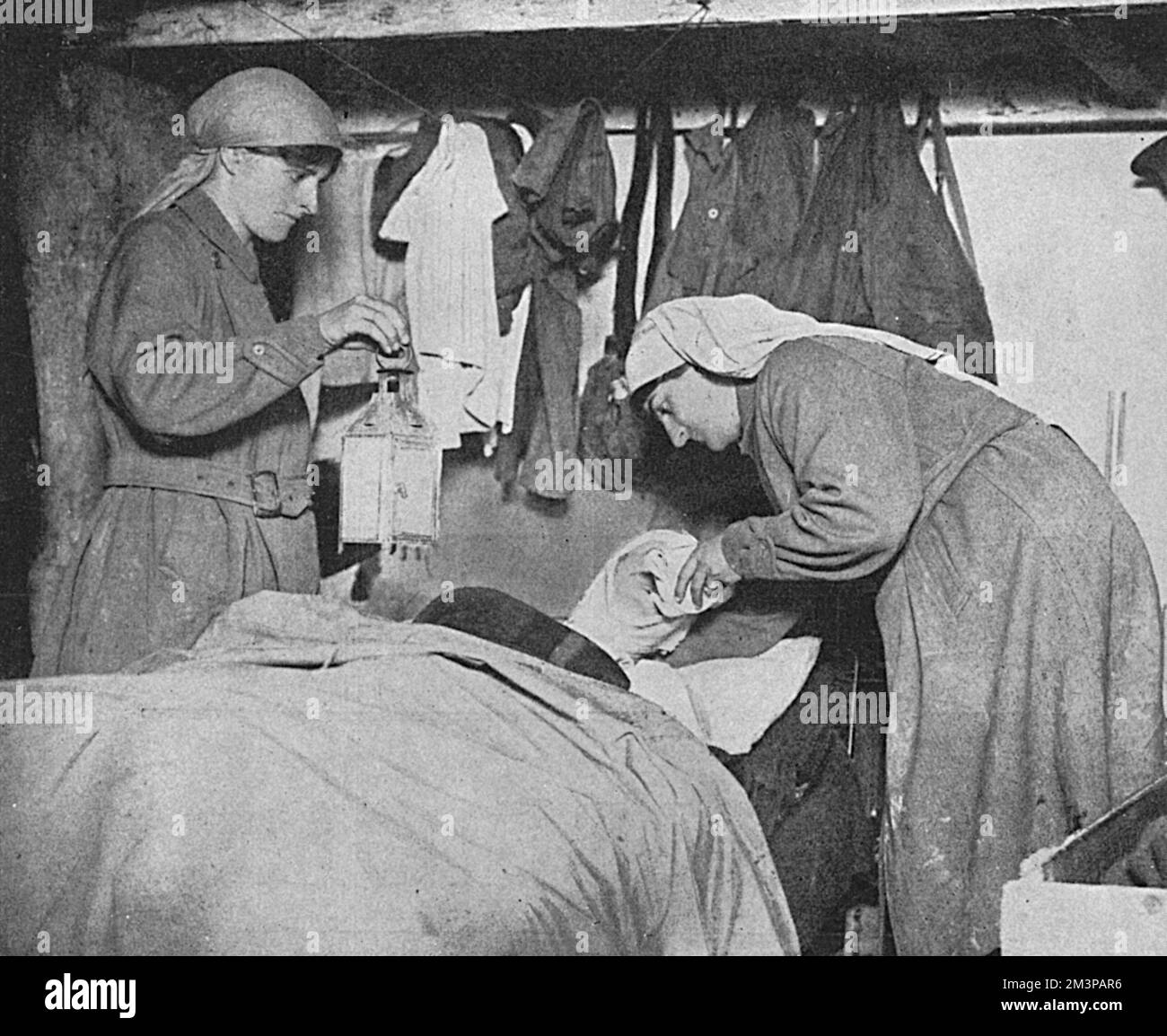 Mairi Lambert Gooden-Chisholm von Chisholm, besser bekannt als Mairi Chisholm (1895-1981), schottische Krankenschwester und Krankenwagenfahrerin während des Ersten Weltkriegs und Elsie Knocker (hier bekannt als Baroness de T'Serclaes nach ihrer zweiten Ehe mit einem Belgier im Jahr 1916), auch Krankenschwester und Krankenwagenfahrerin. Beide erhielten die Militärmedaille für ihren Mut und ihre Arbeit mit den Verwundeten an der Westfront in Belgien. Das Paar trat zunächst dem freiwilligen Notfallkorps bei, richtete aber später seine eigene erste-Hilfe-Verbandstation nur 100 Meter von den Gräben in Pervyse, nördlich von Ypern, ein. Elsie konzentrierte sich auf Provid Stockfoto