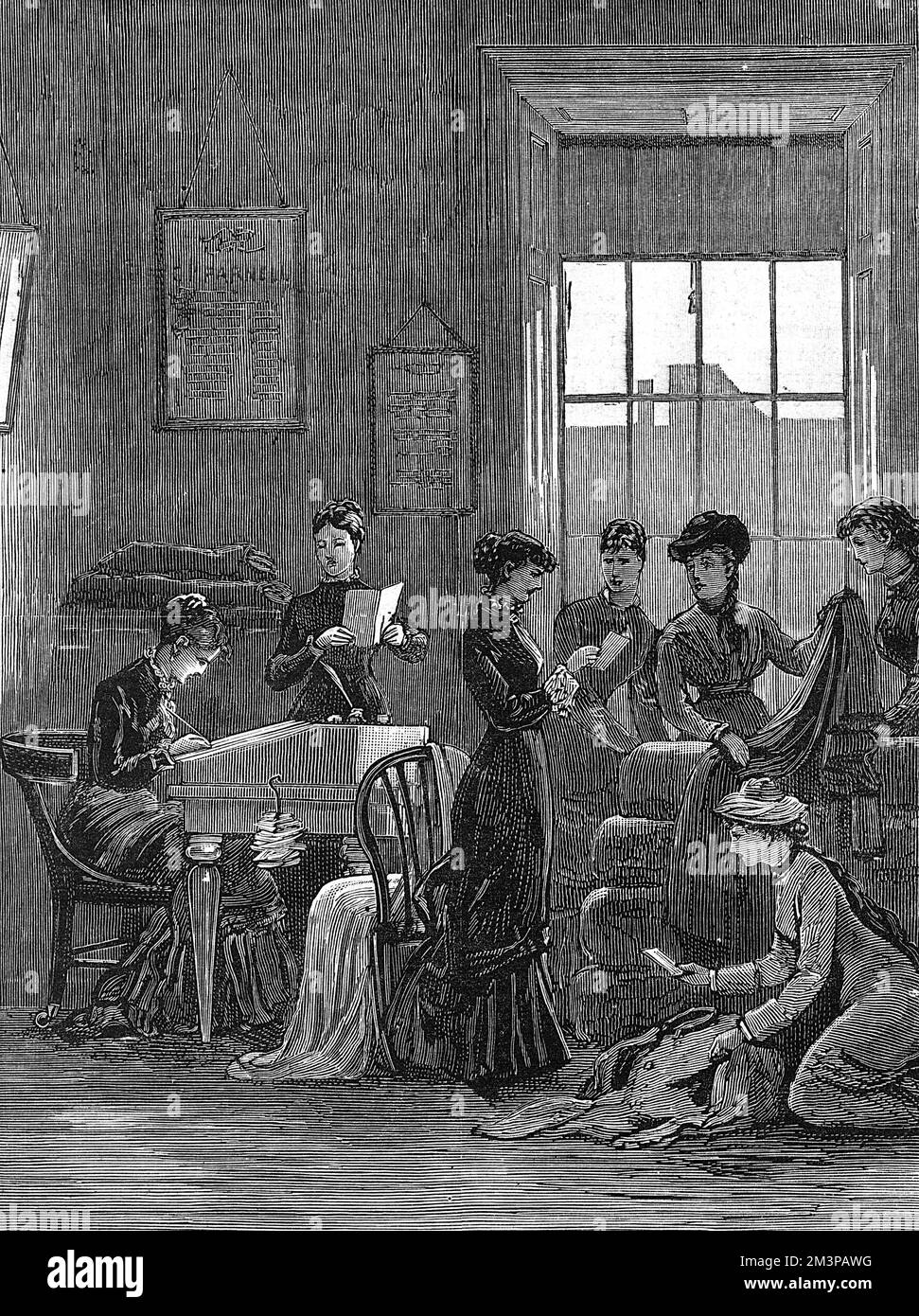 Die Lady Land Leaguers bei der Arbeit: Frauen der Irish Land League wurden 1881 in ihrem Büro in Dublin fotografiert. Während ihre männlichen Kollegen inhaftiert wurden, setzten die Frauen die Arbeit der Liga fort. Hier arbeiten Frauen an der Überholung von Kleidung, die für zwangsgeräumt Bauern und für die Familien inhaftierter Verdächtiger gedacht ist. Bei einem Treffen versprachen diese patriotischen Damen, nie einen Engländer zu heiraten und niemals einem Polizisten einen Drink zu geben. Datum: 1881 Stockfoto