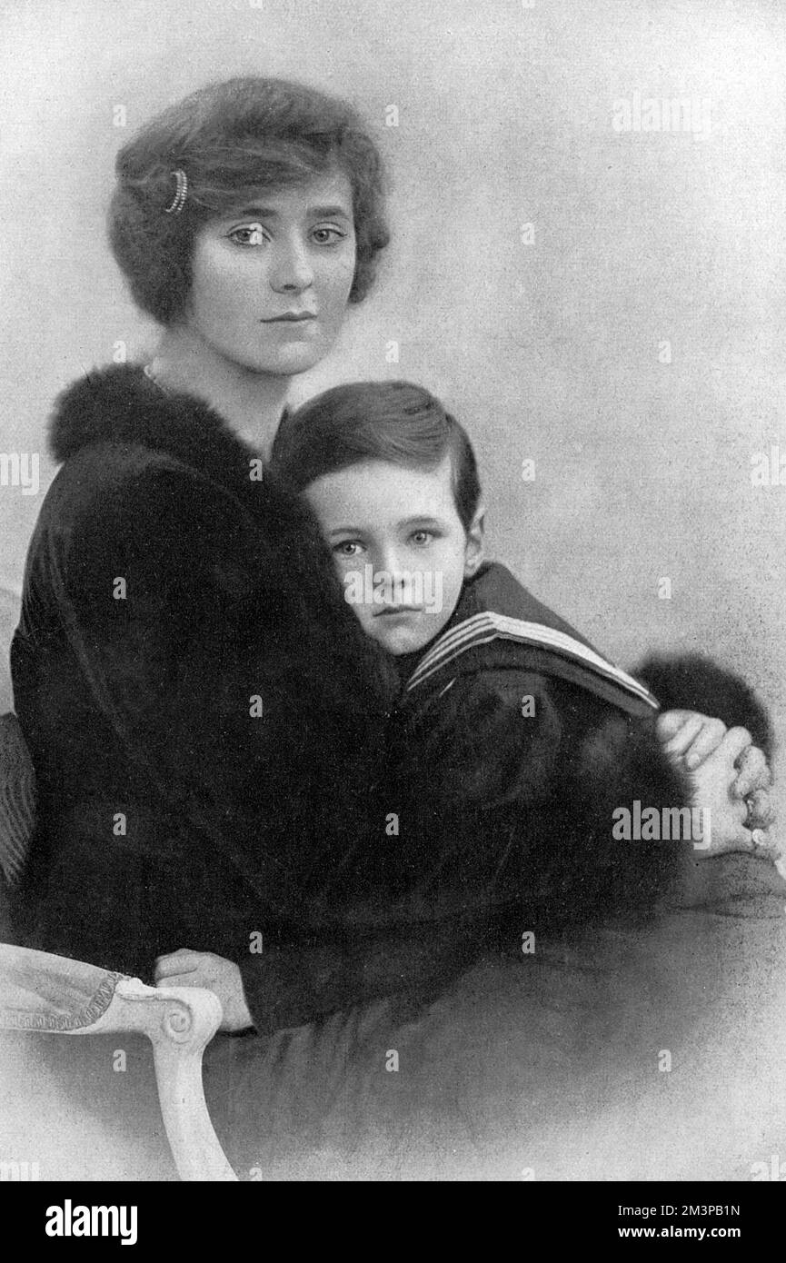 Viscountess Curzon (1887-1962), ehemals Miss Mary Curzon. Sie heiratete ihren Cousin Viscount Curzon (Francis Curzon, 5. Earl Howe), Abgeordneter für Battersea South. Sie war die Tochter von Montagu Curzon und Esme Fitzroy. Mit ihrem Sohn, der Honig E. R. A. Penn Curzon Howe, geboren 1908 und Patenkind von König Edward VII Datum: 1914 Stockfoto