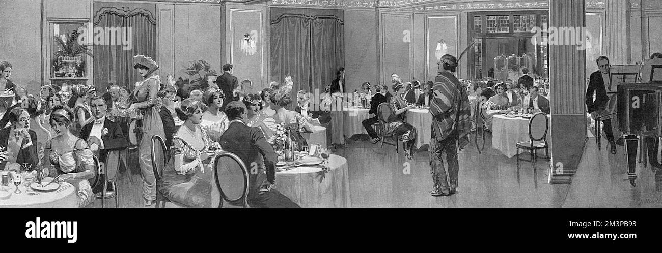 Der Speisesaal des Lotus Clubs in London die Clubmitglieder und Gäste genießen ein feines Abendessen, während sie einem besonderen Gastsänger zuhören (rechts). Auf der linken Seite sieht man eine Dame, die Blumen an die Gäste verteilt. Datum: 1914 Stockfoto