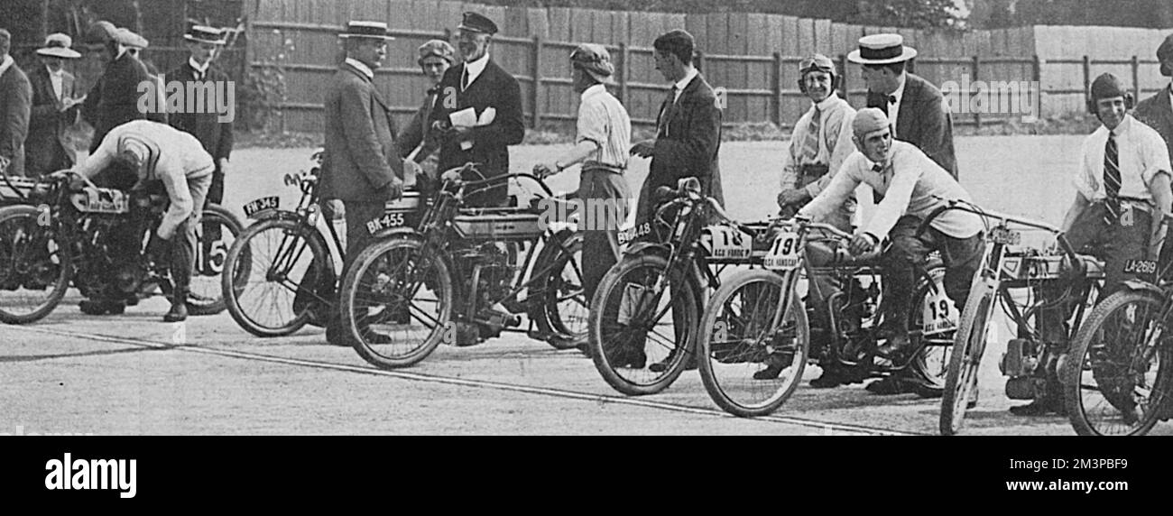 Prinz Henry von Preußen, Bruder von Kaiser Wilhelm II., stellte sich vor, Motorradfahrer auf der Rennstrecke Brooklands zu treffen. Datum: 1911 Stockfoto