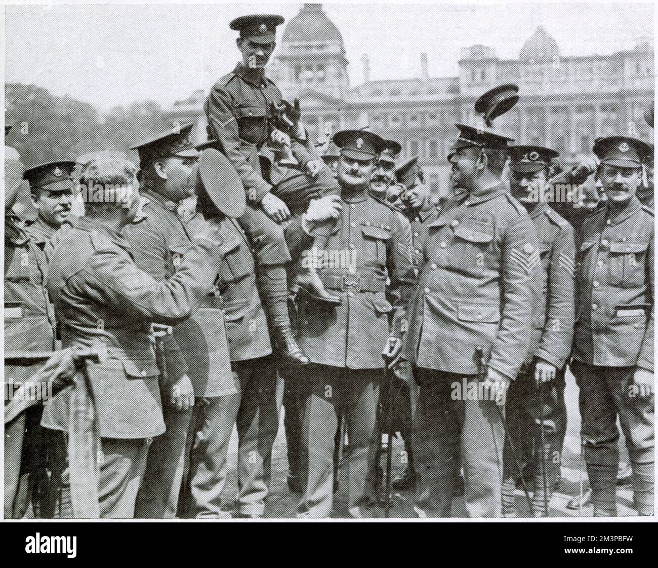 Lance-Corporal Edward Dwyer V.C. (1896-1916), Foto auf einer Rekrutierungsfahrt am Trafalgar Square im Dezember 1915. Dwyer, der als „kleiner Corporal“ bekannt ist, gewann sein Victoria Cross für Action auf Hill 60 am 20. April 1915, als er einen deutschen Angriff auf seinen Graben abwehrte, indem er auf der Attika stand und Handgranaten warf. Er wurde später am 3. September 1916 an der Somme getötet. Man sieht ihn hier auf den Schultern der Männer seines Regiments, der East Surreys. Stockfoto