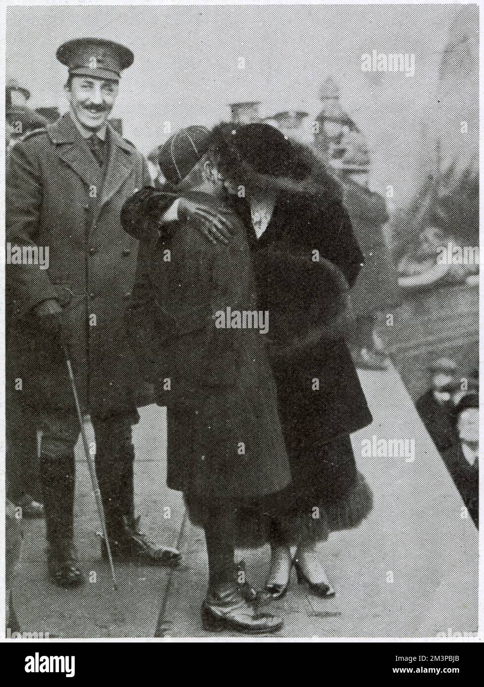 Die bekannte Schauspielerin Shirley Kellogg stellte sich vor, wie sie einen kleinen Jungen küsste, der sich im Dezember 1915 auf einem Rekrutierungstreffen für das 2. Londoner Regiment am Trafalgar Square in London erkundigte, ob er etwas tun könne. Stockfoto
