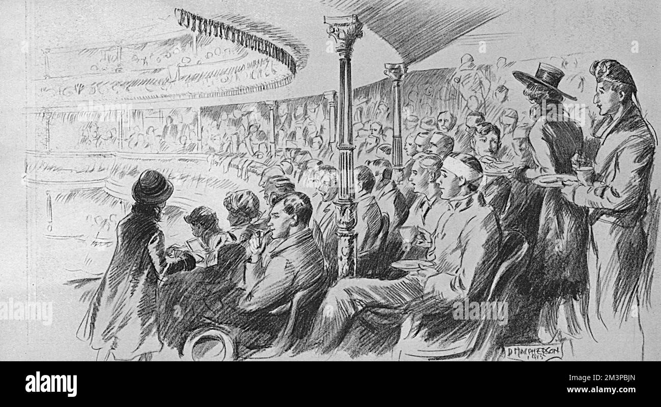 Verwundete und konvaleszente Soldaten genießen eine Tasse Tee während der Vorführung des Pantomime Puss in Boots, gespielt im Drury Lane Theatre, London im Dezember 1916. Zahlreiche weibliche Helferinnen sind in den Reihen zu sehen, die Tee und Sandwiches verteilen. Datum: 1916 Stockfoto