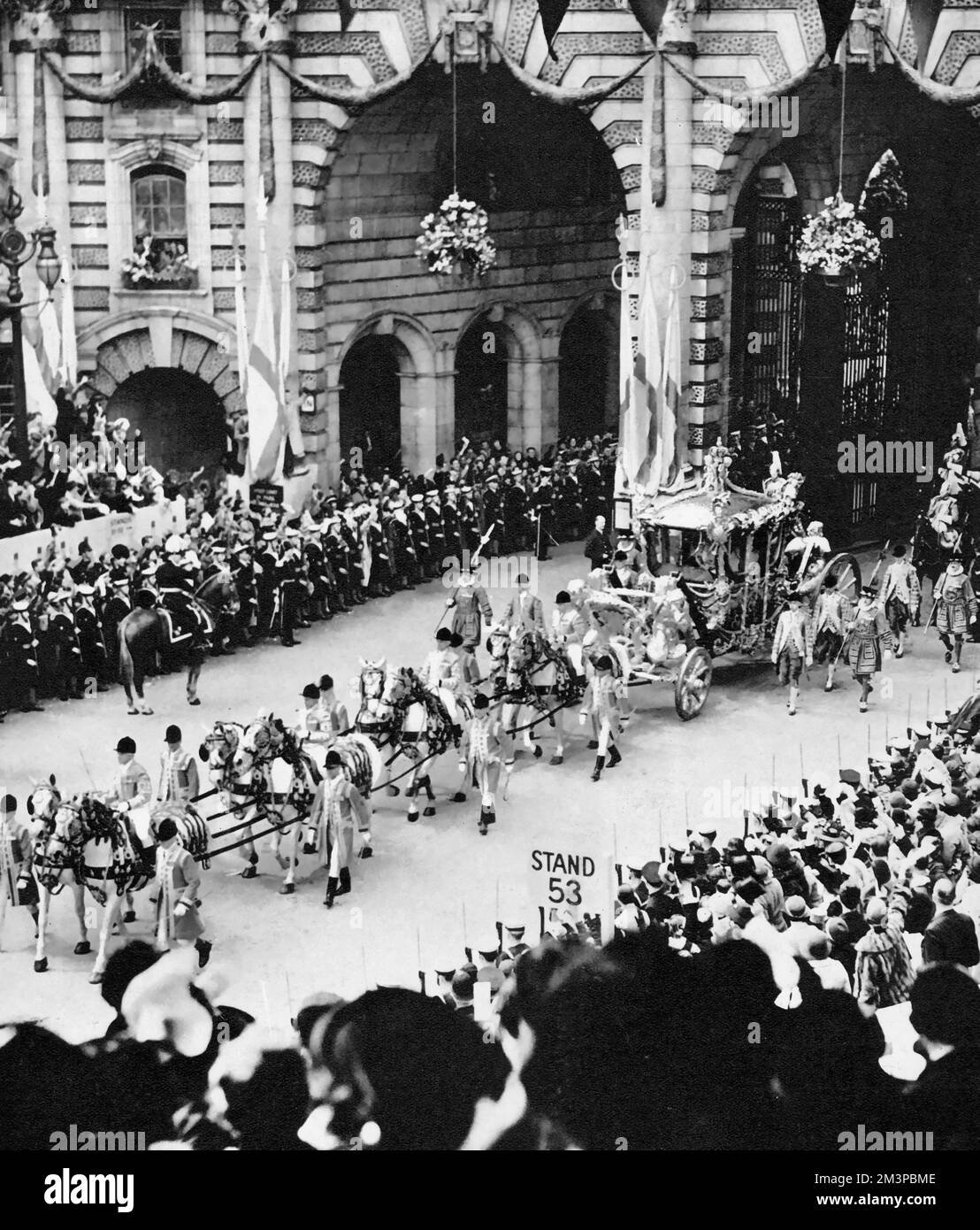 Der Gold State Coach, der unter Admiralty Arch während der Krönungsprozession seiner Majestät König George VI. (1895-1952), 1937 vorbeifuhr. Die Krönung von George VI. Fand am 12. Mai 1937 in der Westminster Abbey statt, dem Datum, das zuvor für die Krönung seines Bruders Edward VIII vorgesehen war. Stockfoto