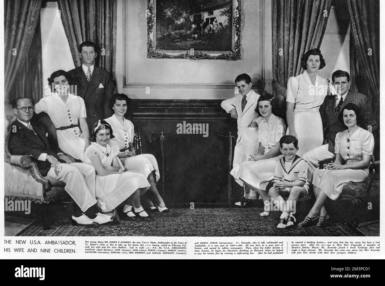 Joseph P. Kennedy, der neue US-Botschafter in London, stellte sich mit seiner Frau und neun Kindern vor. Von links nach rechts sind die Botschafterin Patricia (13 Jahre), John (alias Jack, JFK, 20 Jahre alt), Jean (neun), Eunice (sechzehn), Robert (zwölf), Kathleen (siebzehn), Edward (sechs), Frau Kennedy (früher Rose Fitzgerald) und dahinter, Rosemary (neunzehn) und Joseph, Junior (zweiundzwanzig). Datum: 1938 Stockfoto