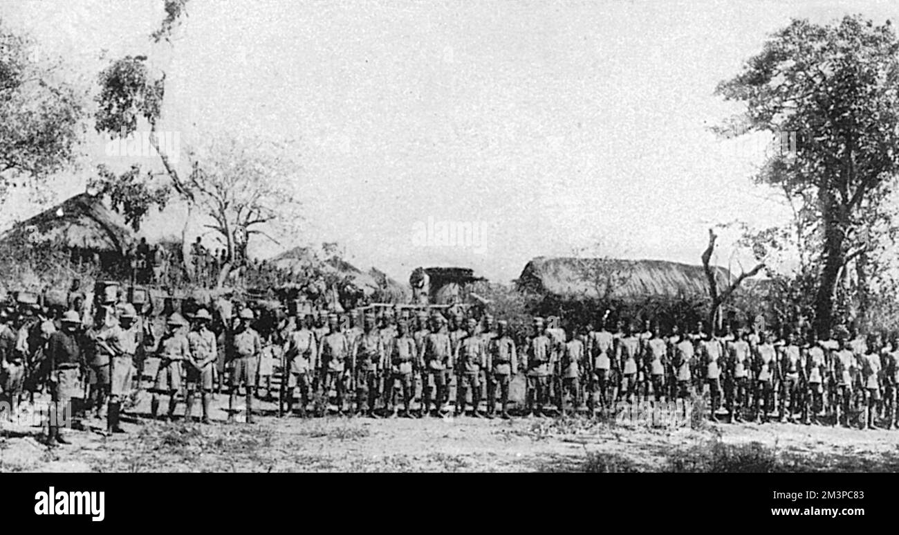 Einige der Truppen unter Brigadegeneral Northey rücken zwischen den Seen Nyasa und Tanganyika in Südostafrika vor. Auf der linken Seite sind kommandierende Offiziere der Rhodesian Volunteers, B.S.A. (Britisches Südafrika) Polizei, mit Eskorten einheimischer Truppen in der Mitte, treffen sich an einem Treffen an der Grenze. Datum: 1916 Stockfoto