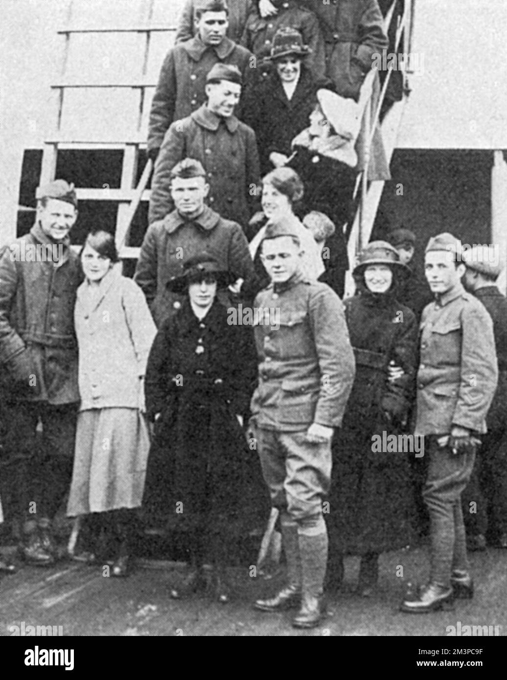 Amerikanische Soldaten, die mit englischen Bräuten nach Hause zurückkehren, 1. Weltkrieg Stockfoto