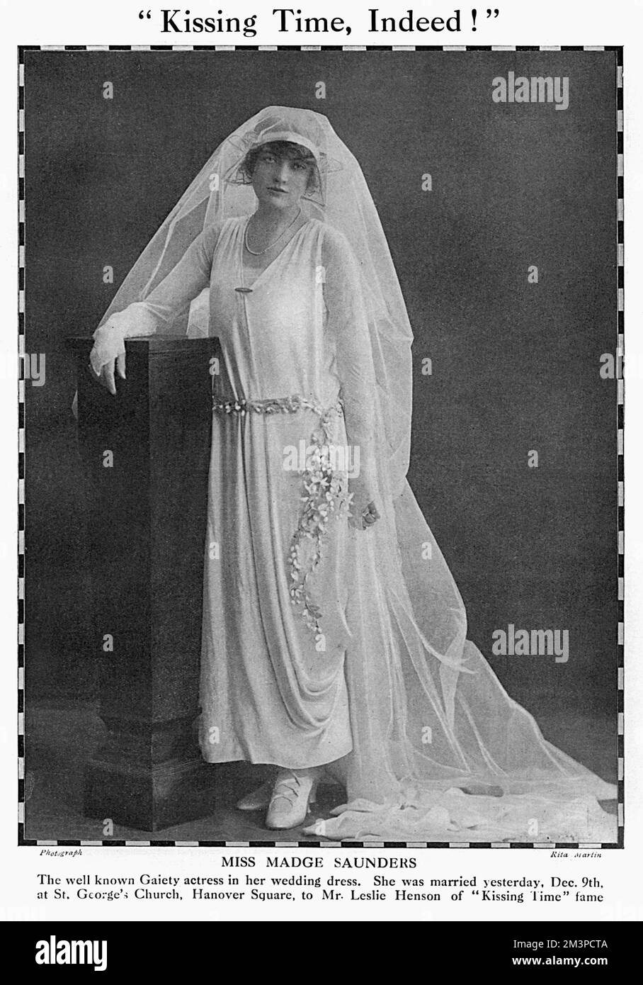 Miss Madge Saunders, die bekannte Gaiety-Schauspielerin, die in ihrem Hochzeitskleid für ihre Hochzeit mit dem beliebten Schauspieler Mr. Leslie Henson in St. George's Church am Hannover Square am 9. Dezember 1919. Datum: 1919 Stockfoto