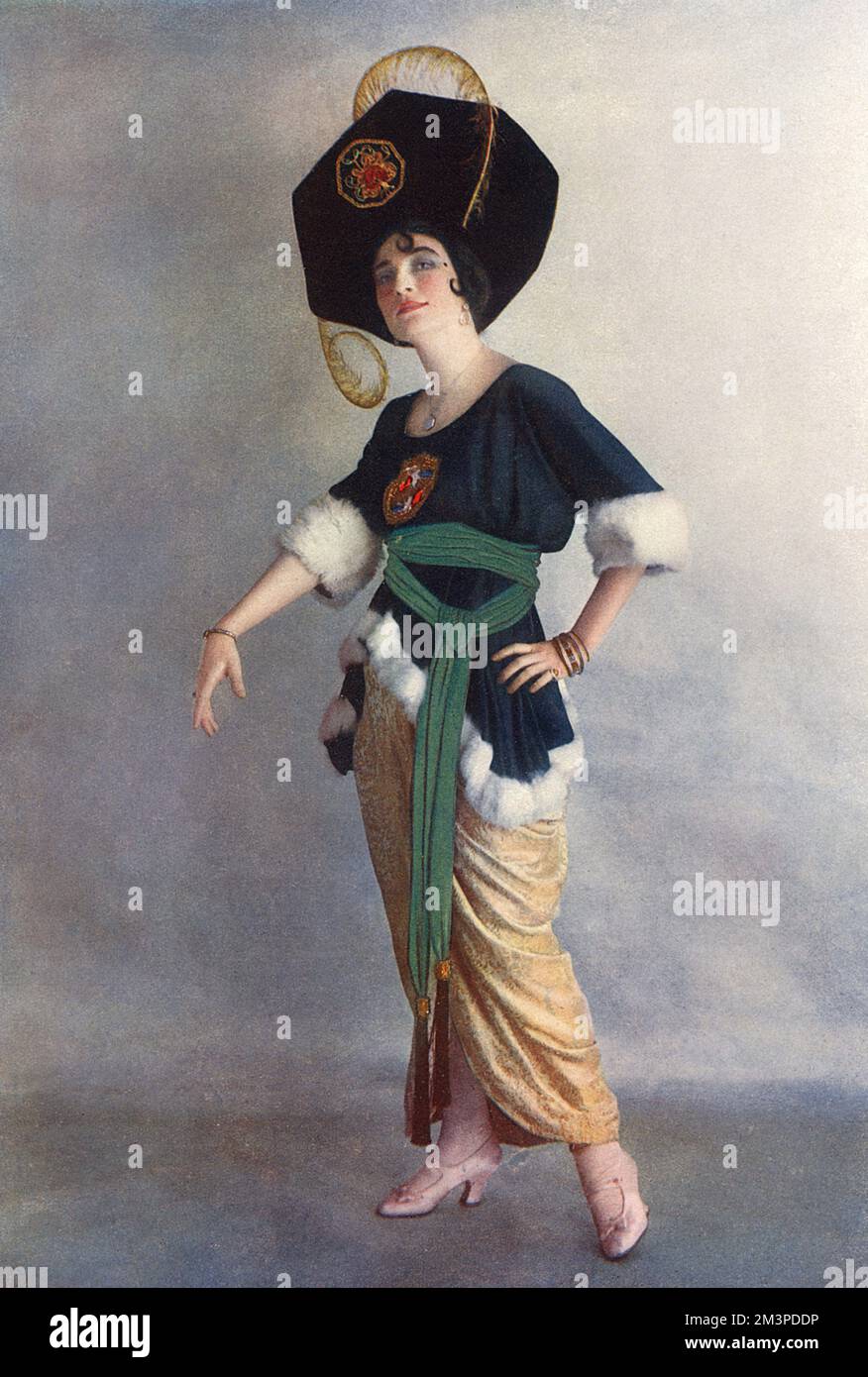 Farbfoto von Ethel Levey (1880-1955), amerikanische Schauspielerin und Sängerin, abgebildet in einem der Kostüme, die sie in der Theateraufführung trug: „Hullo Tango!“ Im Jahr 1914. Datum: 1914 Stockfoto