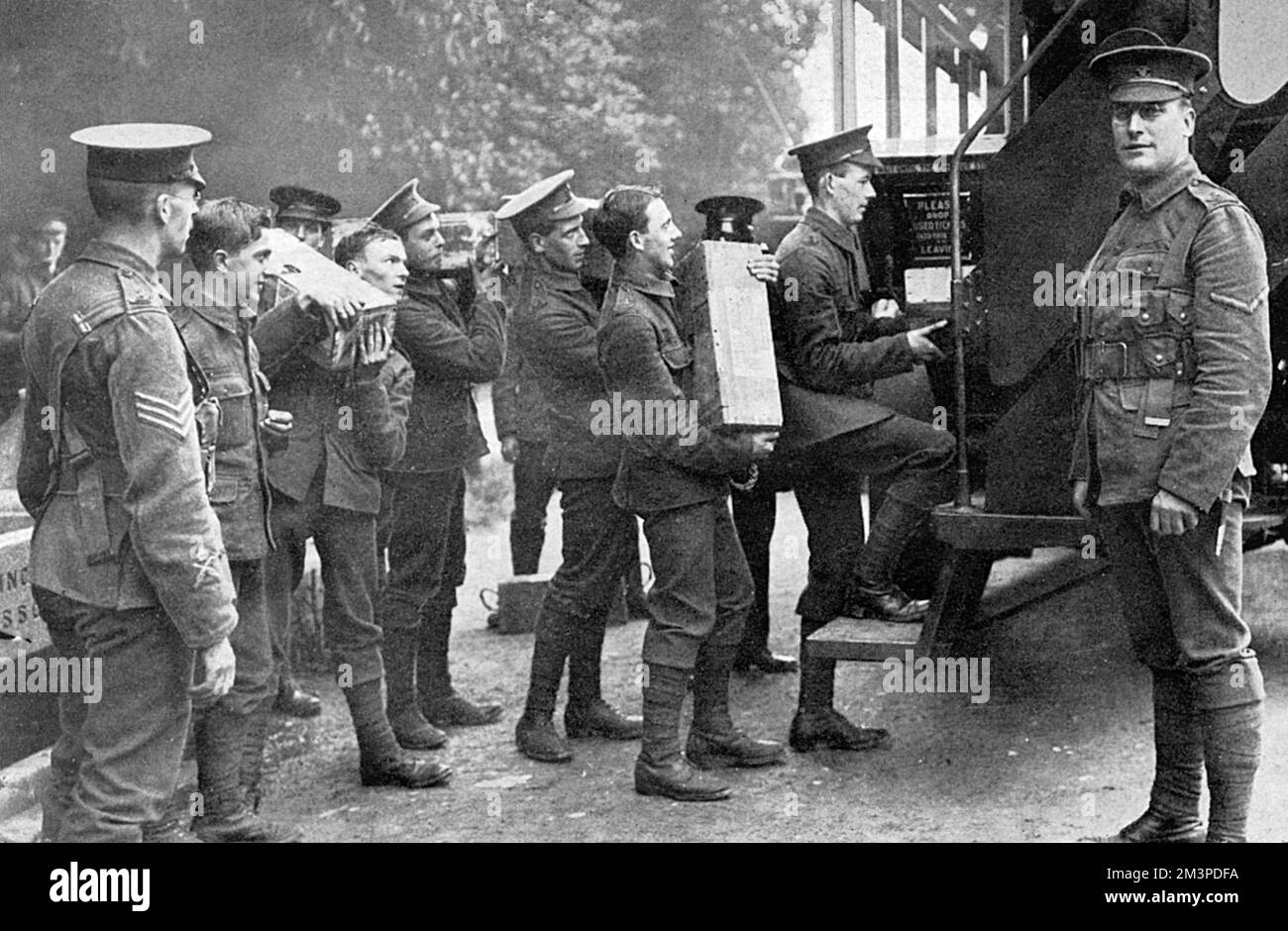 Motorbusse mit Munition beladen, 1. Weltkrieg Stockfoto