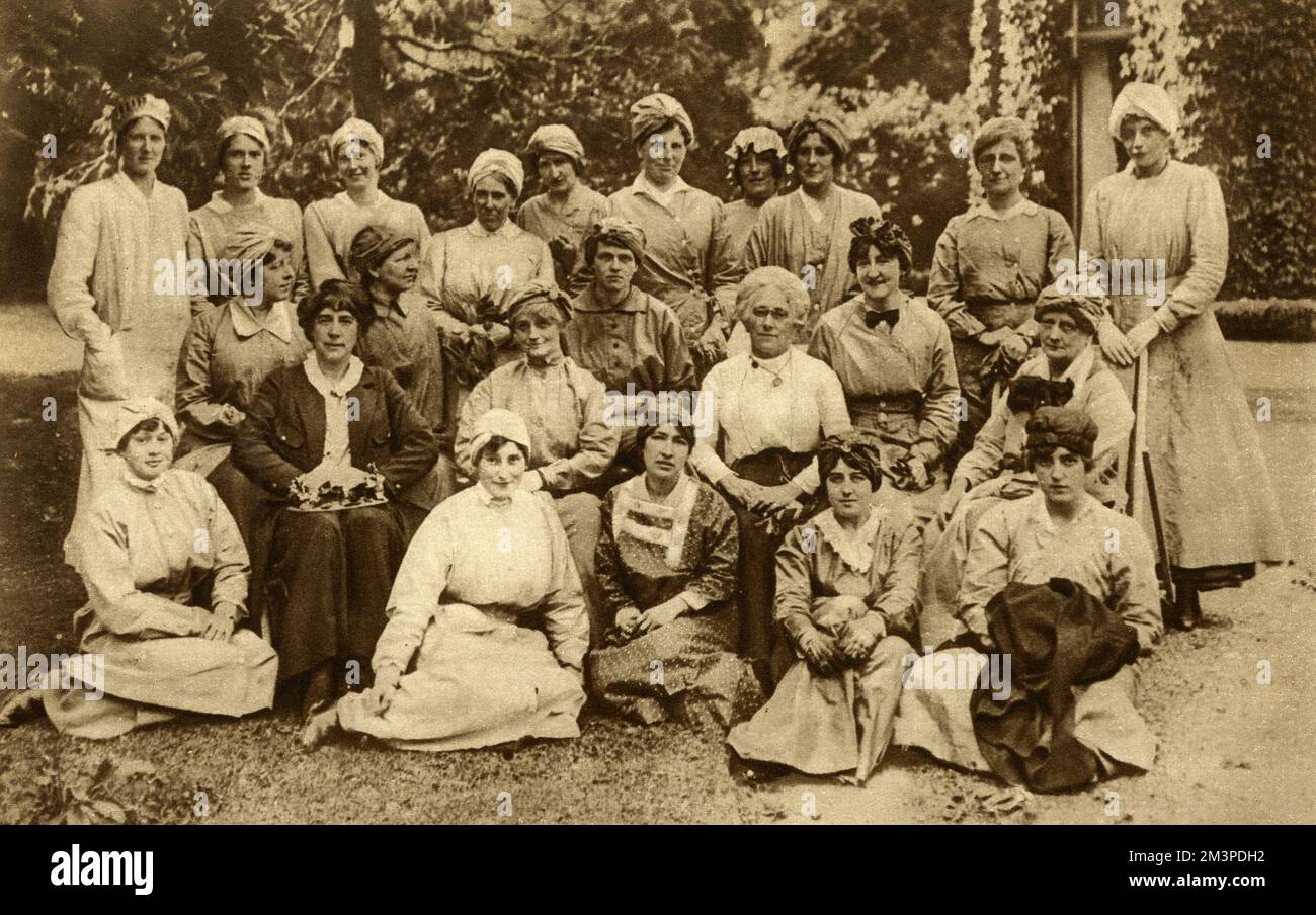 Das erste Kontingent von "Society Ladies", die freiwillig für die Herren Vickers, Sons und Maxim als Briefmacher arbeiten. In dieser Gruppe sind Lady Gertrude Crawford, die Schwester des Earl of Sefton, Lady Gatacre, Lady Colebrooke, Mrs. Pearson, Mrs. Greig und andere bekannte Damen. Die Überschrift besagt, dass „die Dezizenz der Manipulation ein weiblicher Instinkt ist“, und daher ist das Werk sicherlich nicht „ungeeignet“! Im August 1915 listete Eve in der Tatler auch einige der neuen Arbeiter in der Vickers-Fabrik auf: „Erith ist der neueste Hype. Hier bei Herrn Vickers sind es wirklich galante Frauen Stockfoto