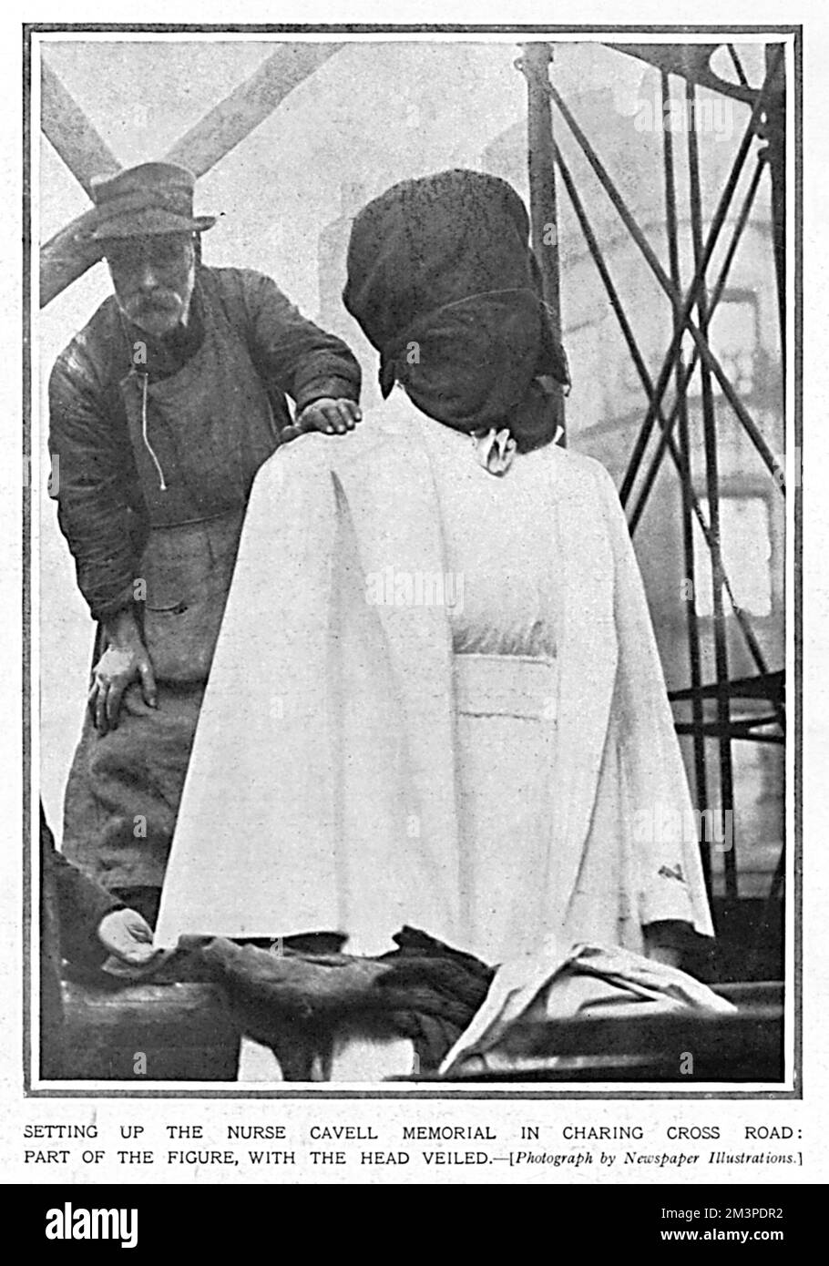 Bildhauer Sir George Frampton, auf dem Bild, wie er das Krankenschwester Edith Cavell Denkmal in der Charing Cross Road aufbaut. Er posiert mit einem Teil der Figuren, sein Kopf verschleiert. Edith Cavell war eine britische Krankenschwester, die im August 1915 von den Deutschen verhaftet wurde, weil sie 200 alliierten Soldaten bei der Flucht in die Niederlande geholfen haben. Sie wurde am 12. 1915. Oktober hingerichtet. Die Gedenkstätte wurde von Königin Alexandra am 17. März 1920 enthüllt. Datum: 1920 Stockfoto