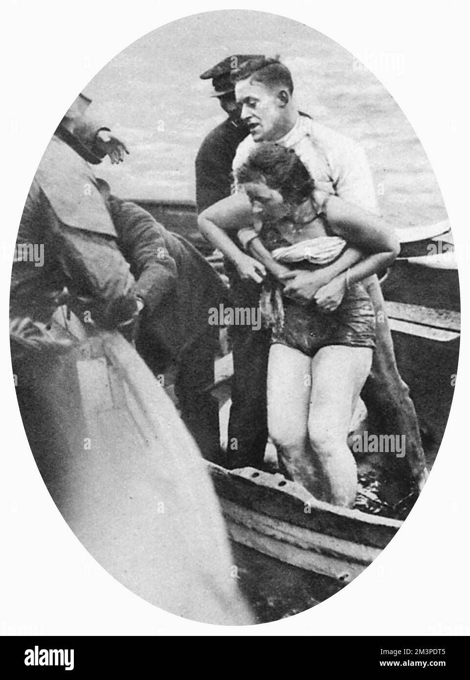 Mercedes Gleitzes zweites Schwimmen im Ärmelkanal wird gestoppt. Sie wird gegen ihren Willen aus dem Wasser gezogen. Datum: 1927 Stockfoto