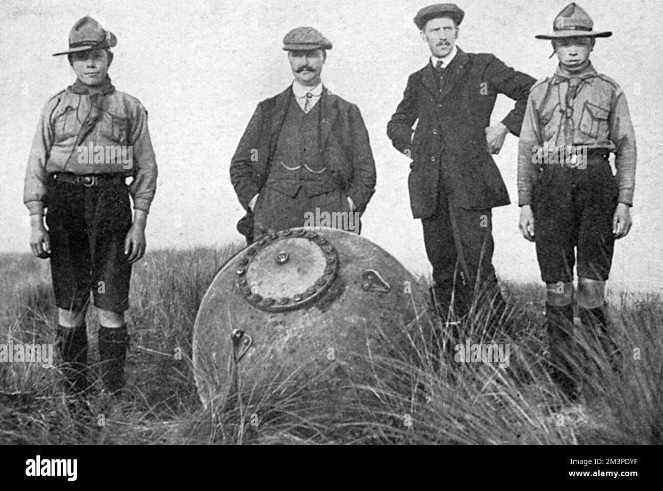 Zwei Pfadfinder posieren mit einer Mine in Sizewell, deren Sicherung entfernt wurde. Es war eines von mehreren, die 1914 an der Küste von Suffolk zwischen Aldeburgh und Southwold angeschwemmt wurden. Datum: 1914 Stockfoto