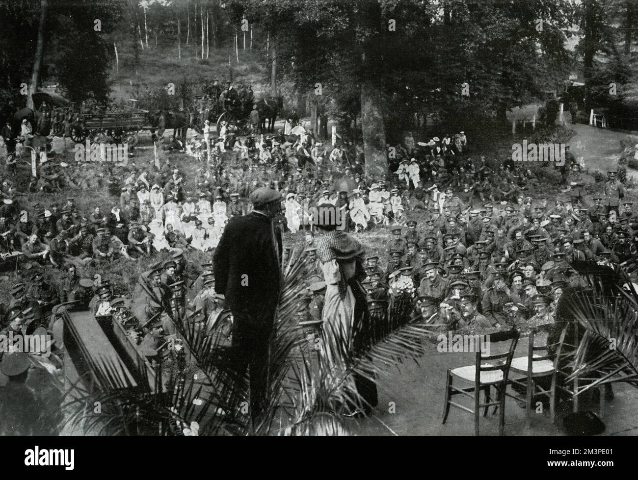 WW1 Uhr - Unterhaltung der Truppen - Open-Air-Konzert, Frankreich Datum: 1915 Stockfoto