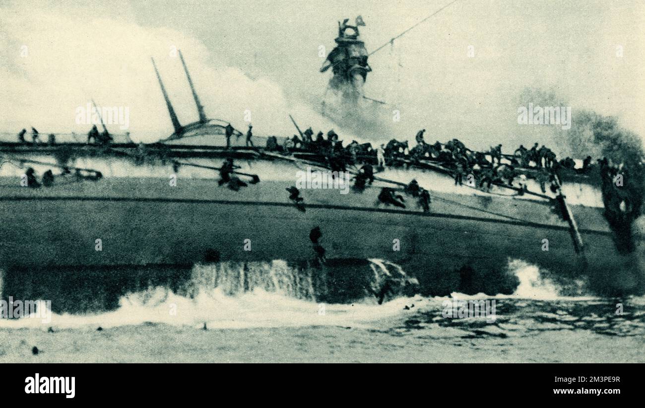 WW1 - Battle of Dogger Bank - Ein Foto, das den Untergang des deutschen Schlachtschiff SMS "Blucher" zeigt, nachdem er 1915 von den Briten beschossen wurde. Man sieht, wie sich die Besatzung an den Rumpf klammert, andere ins Wasser gleiten und aus dem Kielkiel strömen. Oben erscheint das zerstörte Stativ vorne und Geschützturm mit nach oben geneigten Gewehren. Ganz rechts platzt Rauch und Flammen von der zerrissenen Seite des Schiffes durch Brtitsh-Granaten. Blucher war das einzige Kriegsschiff, das während der Schlacht gesunken ist. Datum: 1915 Stockfoto