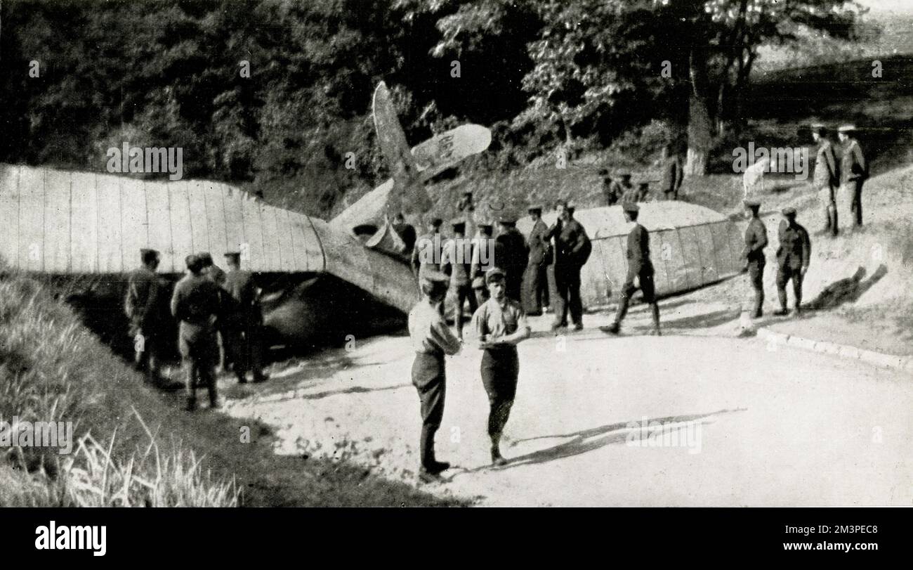 WW1 - ein Flugzeug aus Brtish nach einem Unfall auf britischen Strecken. Flugzeuge am Wahrzeichen umzingeln das Flugzeug und beobachten und beurteilen den Unfall. Datum: 1914 Stockfoto