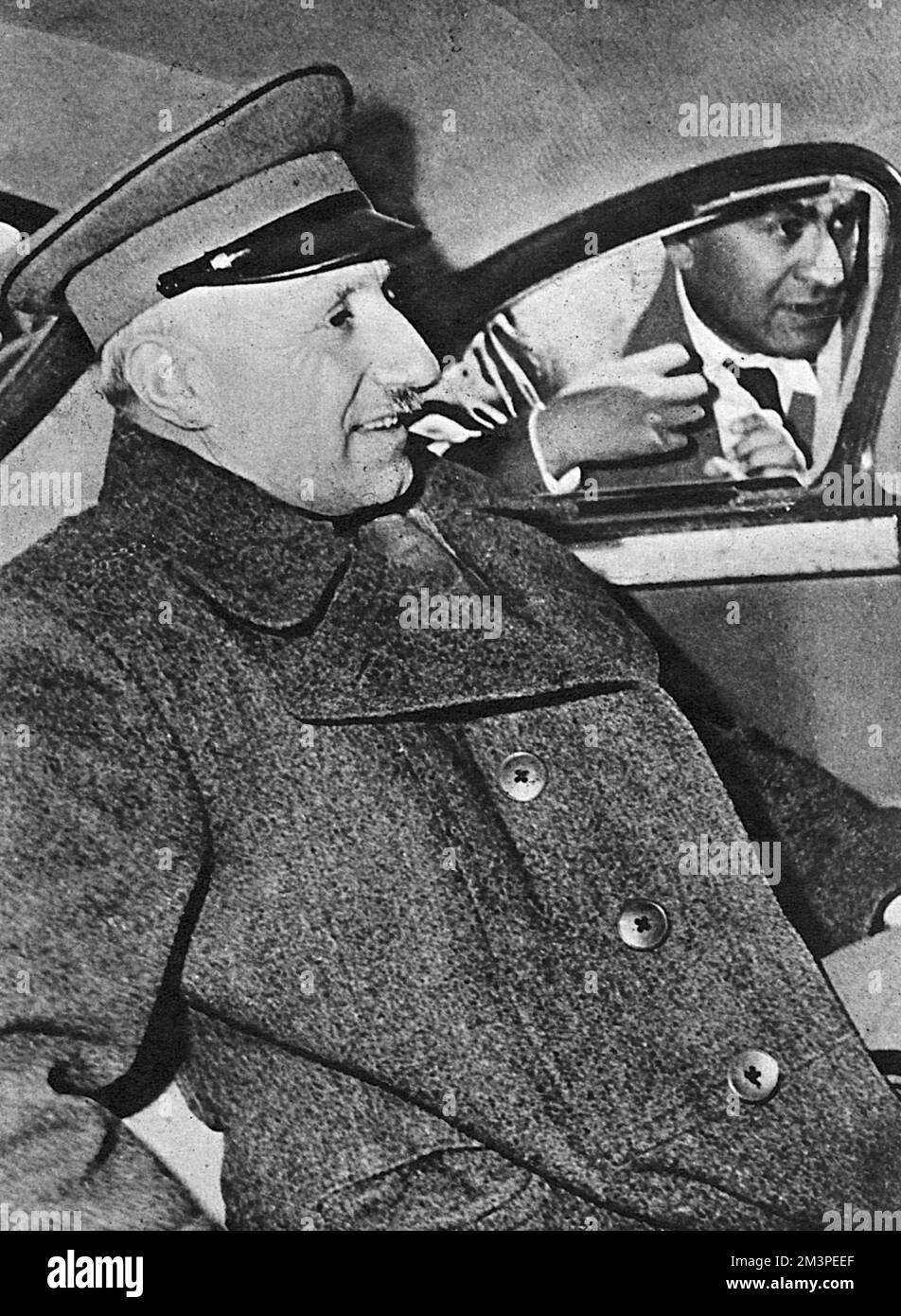 Ja'Far Pishevari (1893-1947) trifft Ende April 1946 zu Gesprächen mit dem iranischen Premierminister in Teheran ein. Im November 1945 hatte Pishevari mit Unterstützung der Sowjetunion die kommunistische aserbaidschanische Volksregierung im Nordwesten des Iran gegründet. Datum: April 1946 Stockfoto