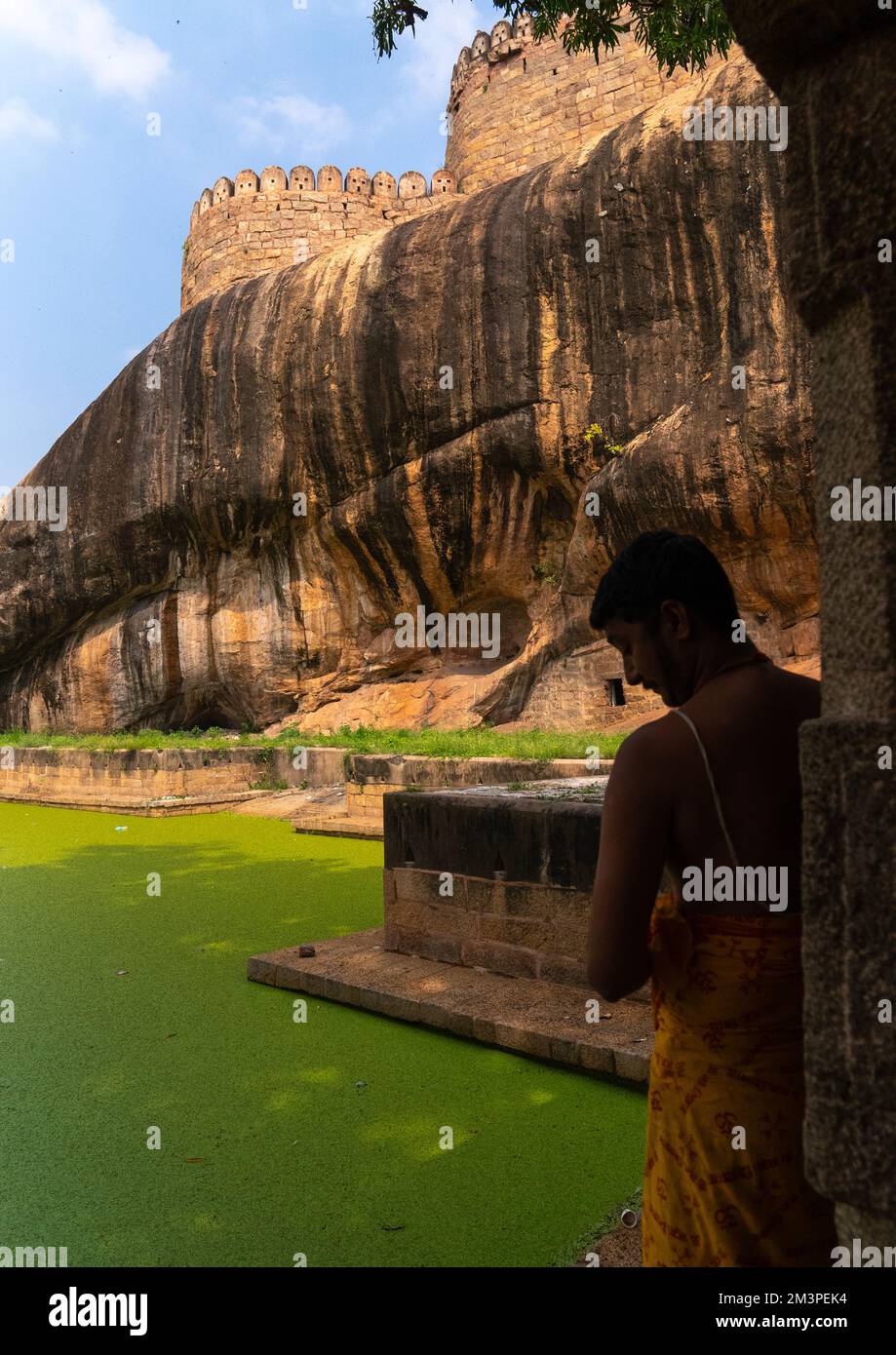Grünes Wasser im Teich des shiva Tempels, Tamil Nadu, Thirumayam, Indien Stockfoto