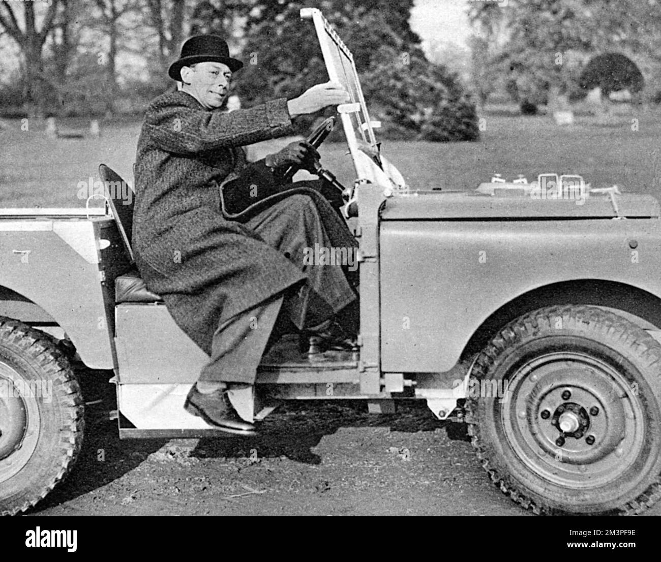 König George VI. Klettert in einen Land Rover Stockfoto