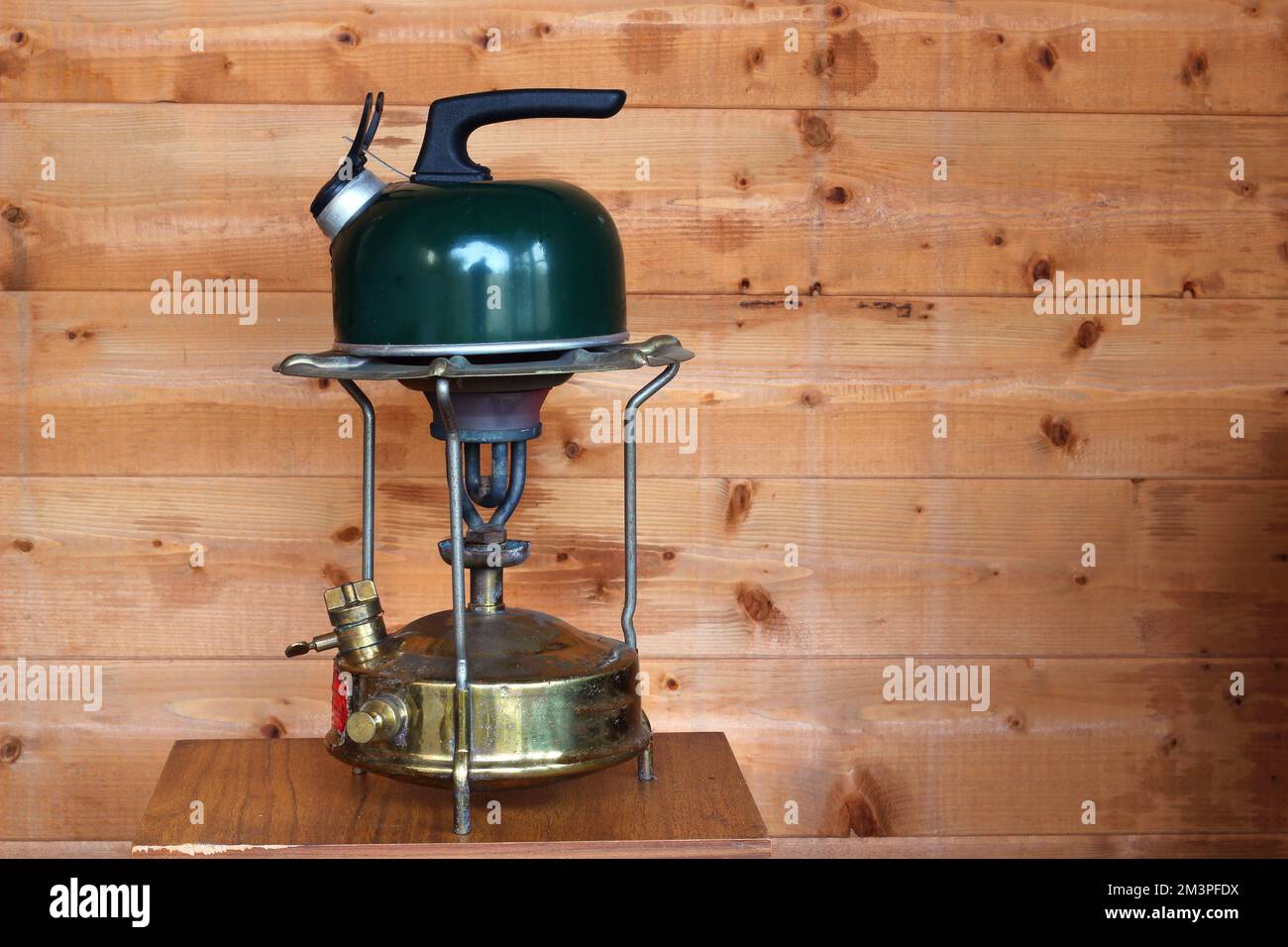 Der Wasserkocher erhitzt sich auf einem Primus-Herd für eine Tasse Tee oder Kaffee. Stockfoto