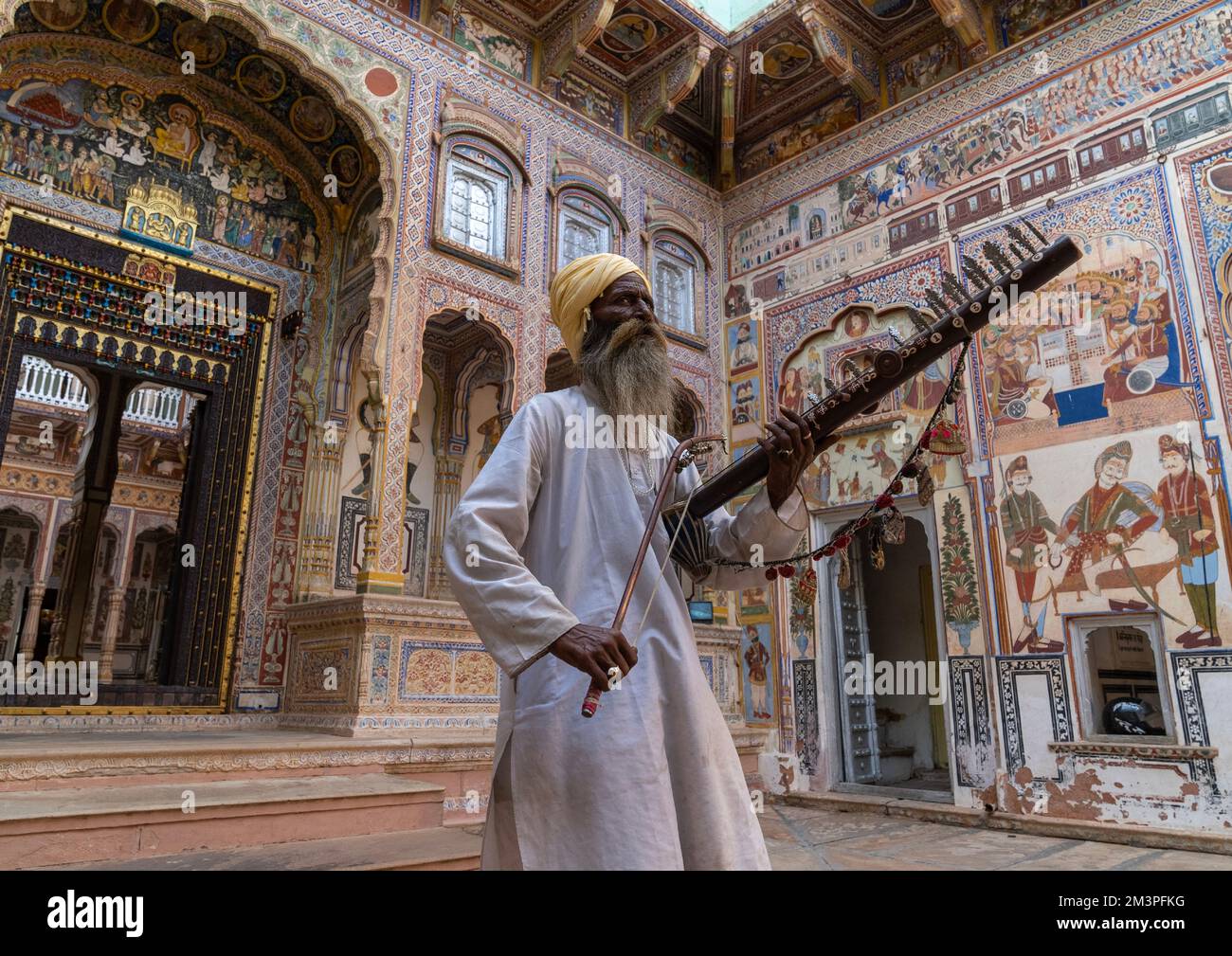 Musiker, der Sitar in einem alten Hof von Haveli spielt, Rajasthan, Nawalgarh, Indien Stockfoto