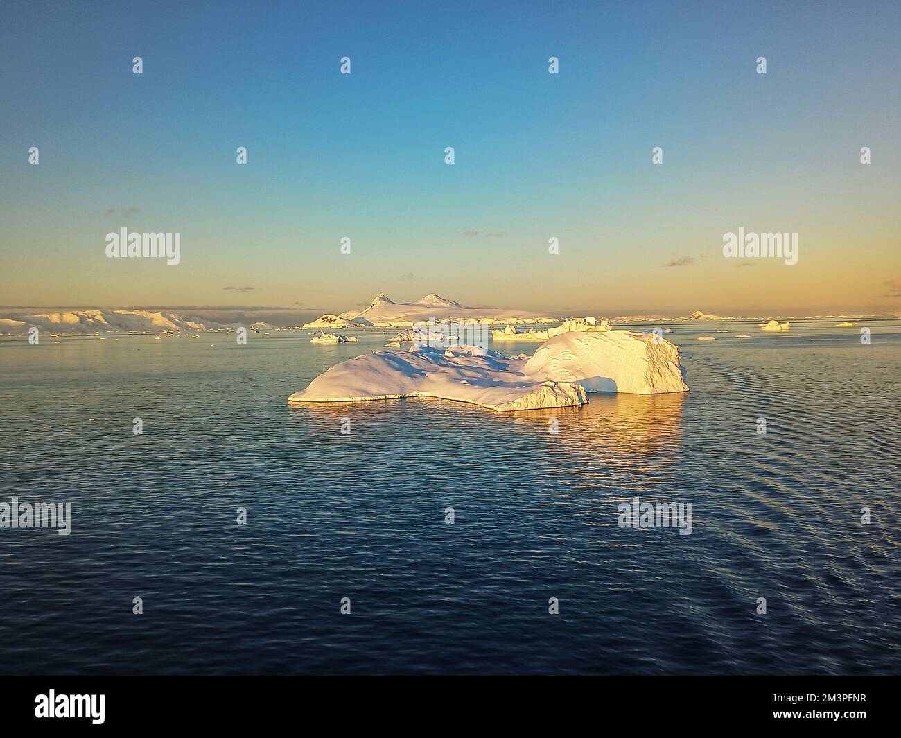 Wunderschöne Aussicht auf den Sonnenuntergang in der antarktis, antarktis Landschaft, atntaktischer Sonnenuntergang, antarktis Sonnenuntergang, Sonnenuntergang, antarktis, antarktis Eisberg, antarktis Gletscher Stockfoto