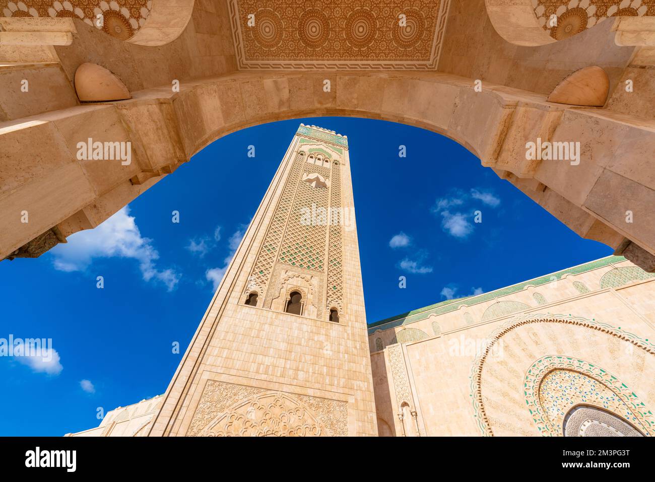 Extrem niedriger Winkel Blick auf die Fassade und das hohe Minarett der Moschee Hassan II in Casablanca, Marokko Stockfoto