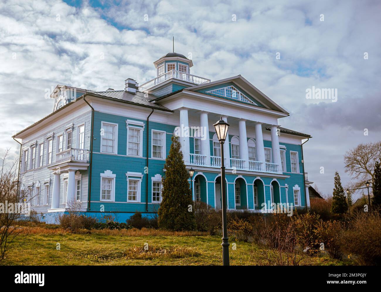 Ein altes, wunderschönes Herrenhaus mit einer hölzernen Veranda, erbaut im 19.. Jahrhundert. Ein großes altes Haus mit Garten in Tscherepovets, Russland. Das Gebäude beherbergt ein Stockfoto