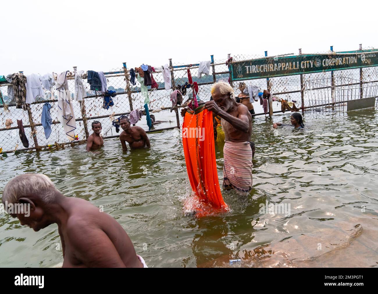 Indianer baden im heiligen Fluss, Tamil Nadu, Tiruchirappalli, Indien Stockfoto