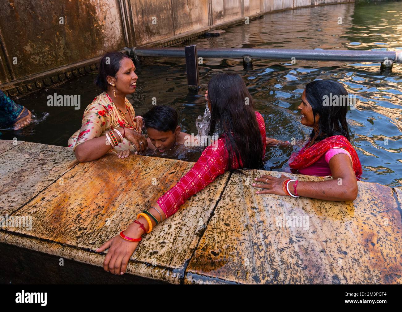 Indische Pilger baden im Galtaji-Tempel, auch bekannt als Affentempel, Rajasthan, Jaipur, Indien Stockfoto