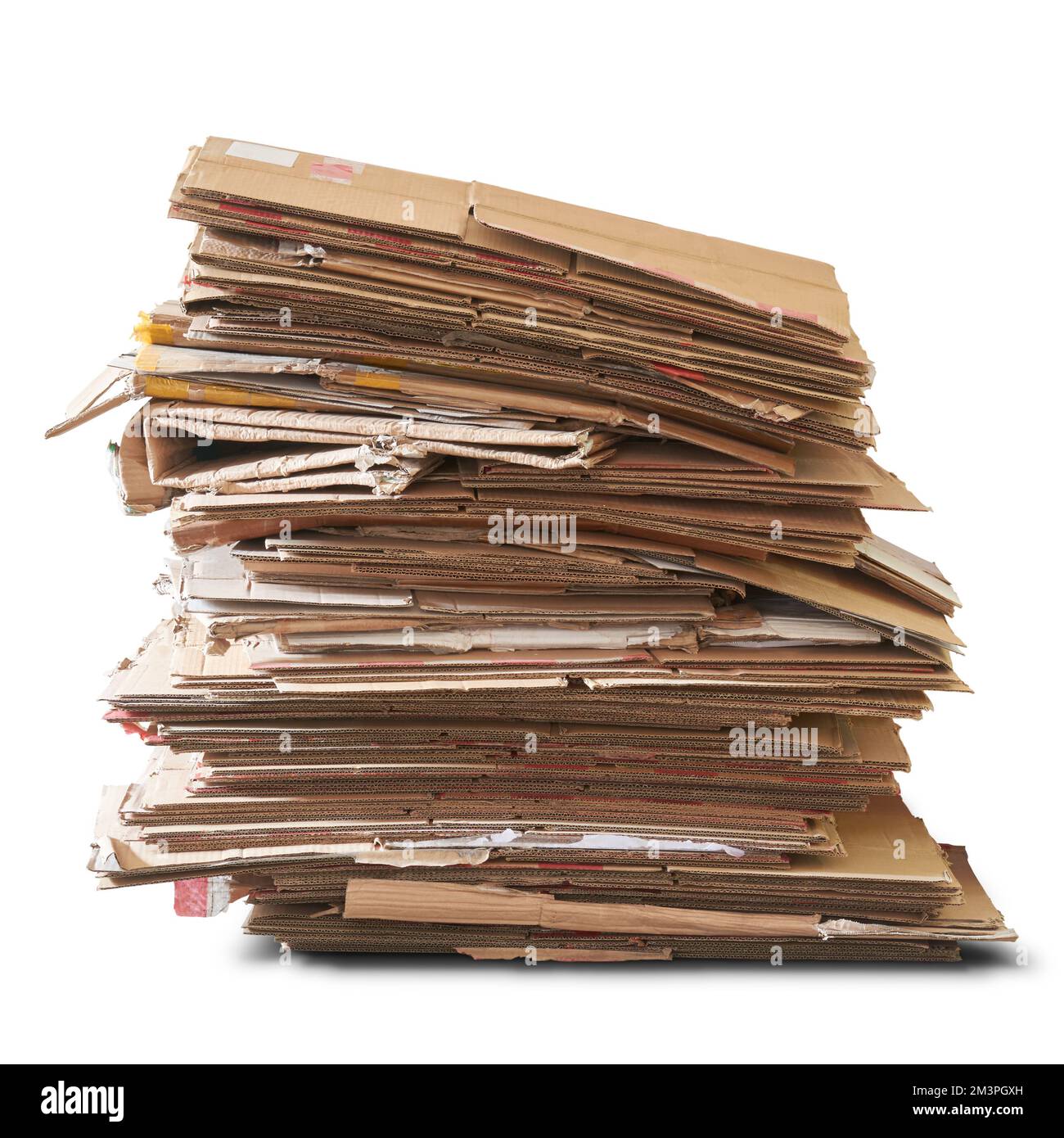 Stapel aus Pappe, Stapel aus Wellpappe, die in Verpackungen zum Recycling verwendet werden, isoliert auf weißem Hintergrund Stockfoto