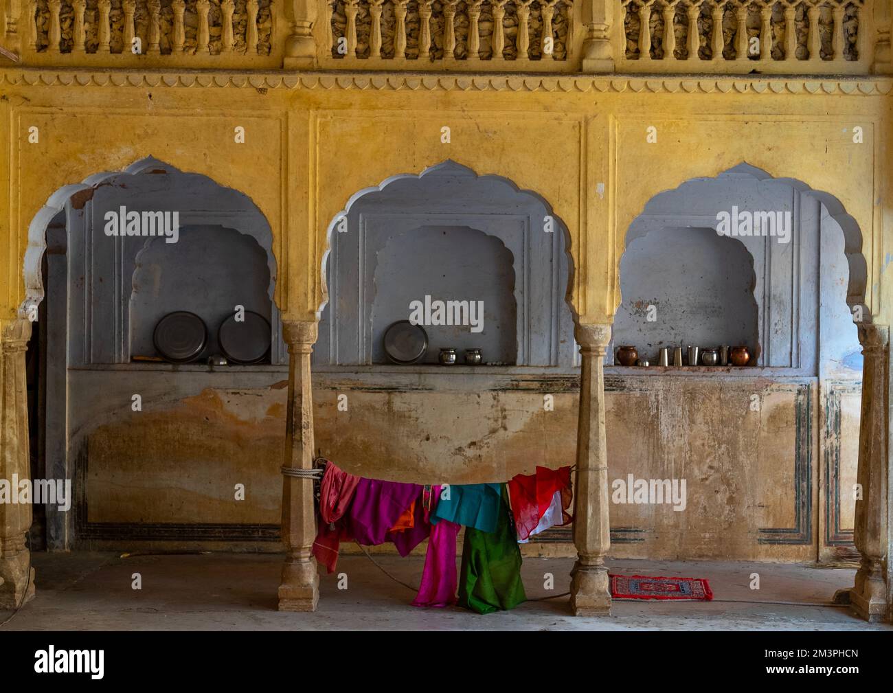 Stahlbecher in einer Nische im Galtaji-Tempel, Rajasthan, Jaipur, Indien Stockfoto