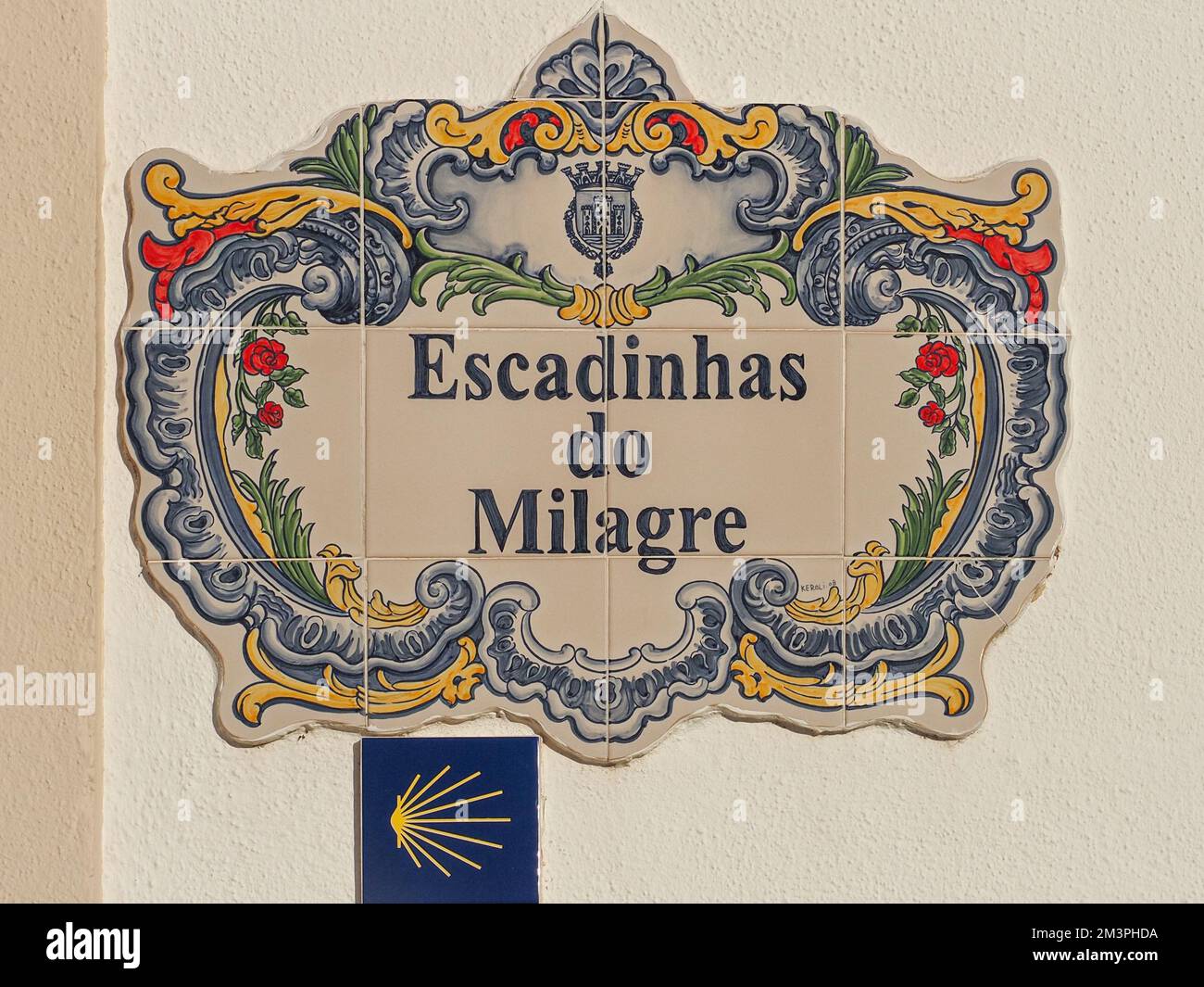 Wunderschönes Straßenschild „Escadinhas do Milagre“ in Santarem, Portugal. Traditionelles portugiesisches Betonschild mit Straßenname von Keramikfliesen Azulejo. Stockfoto