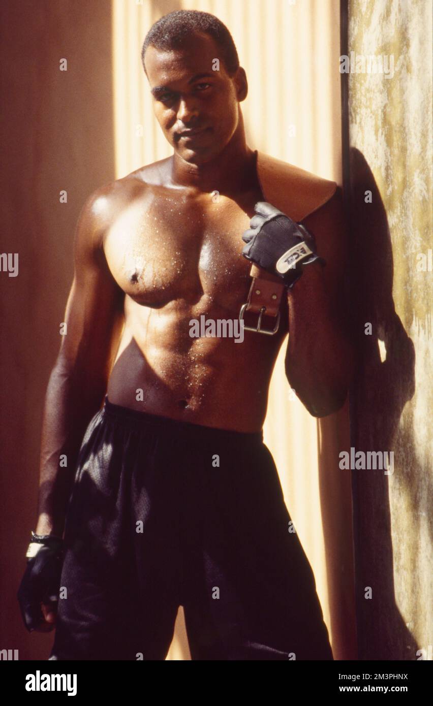 Afroamerikaner in Boxshorts und Boxhandschuhen, schwitzend nach einem Workout Stockfoto