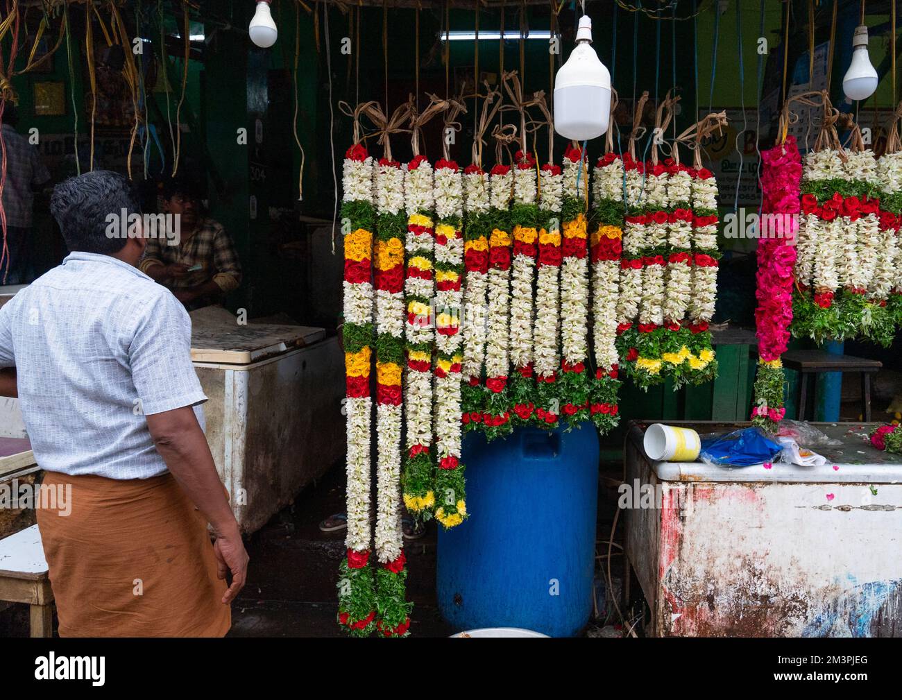 Ein indischer Mann, der Blumen auf einem Markt verkauft, Tamil Nadu, Madurai, Indien Stockfoto