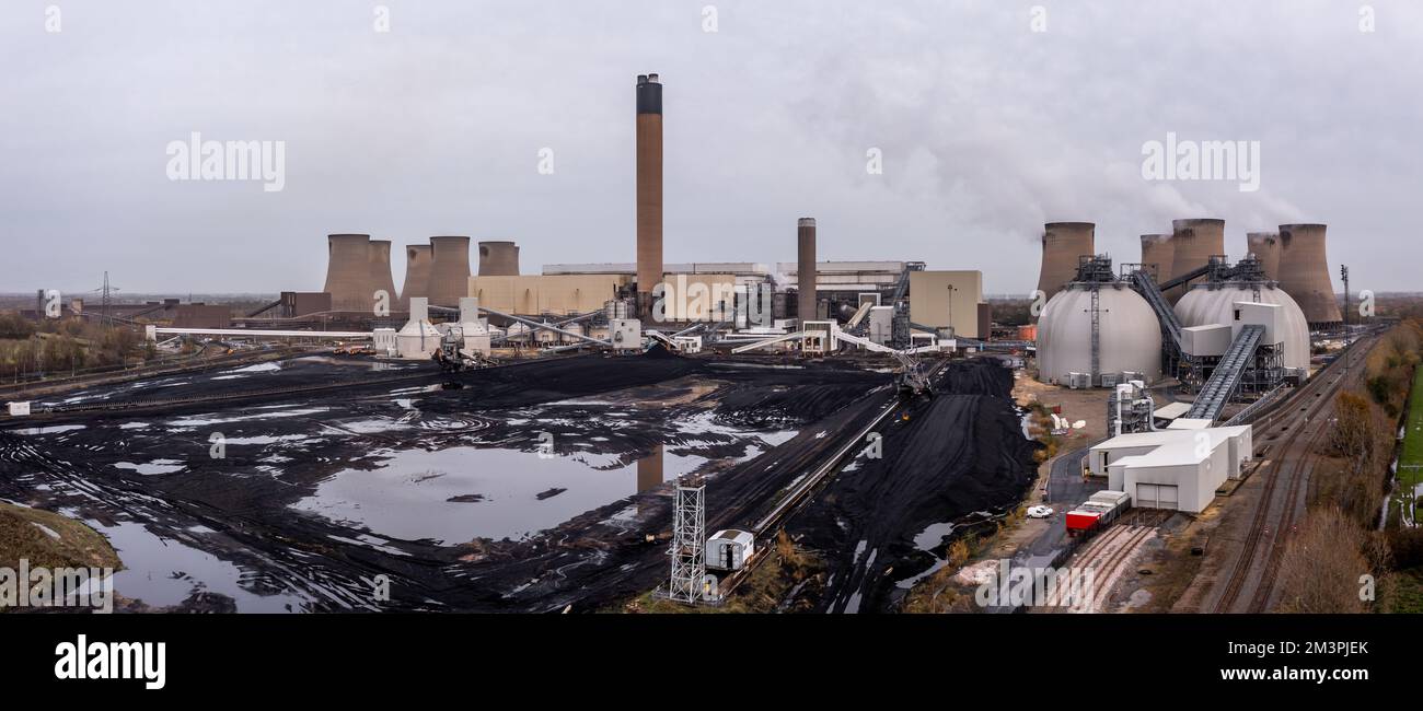 DRAX-KRAFTWERK, GROSSBRITANNIEN - 27. NOVEMBER 2022. Panoramablick auf ein großes Kohlekraftwerk mit geringen Kohlevorräten und Lagertanks für Biof aus der Luft Stockfoto
