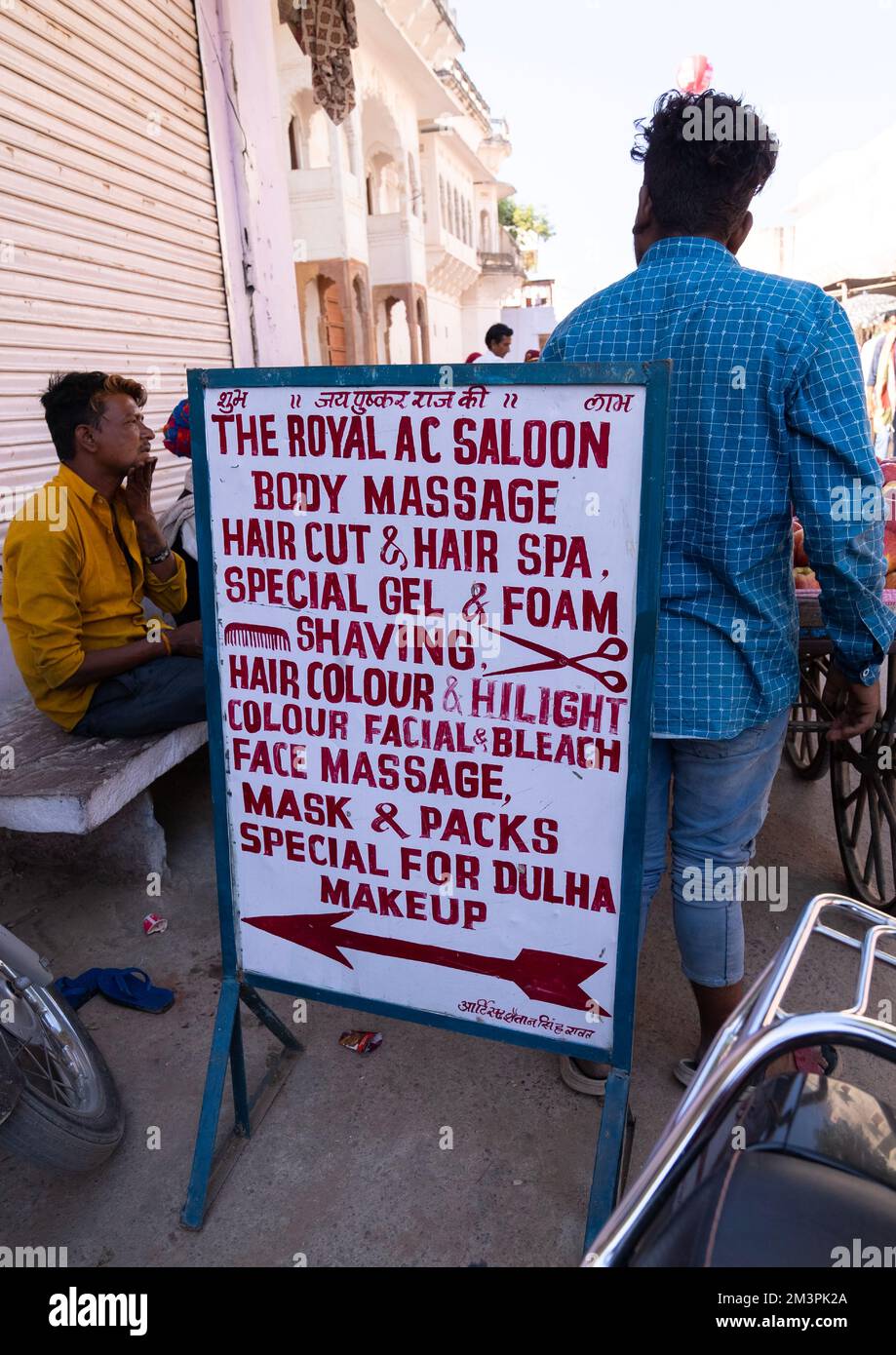Friseur und Spa-Schild in der Straße, Rajasthan, Pushkar, Indien Stockfoto
