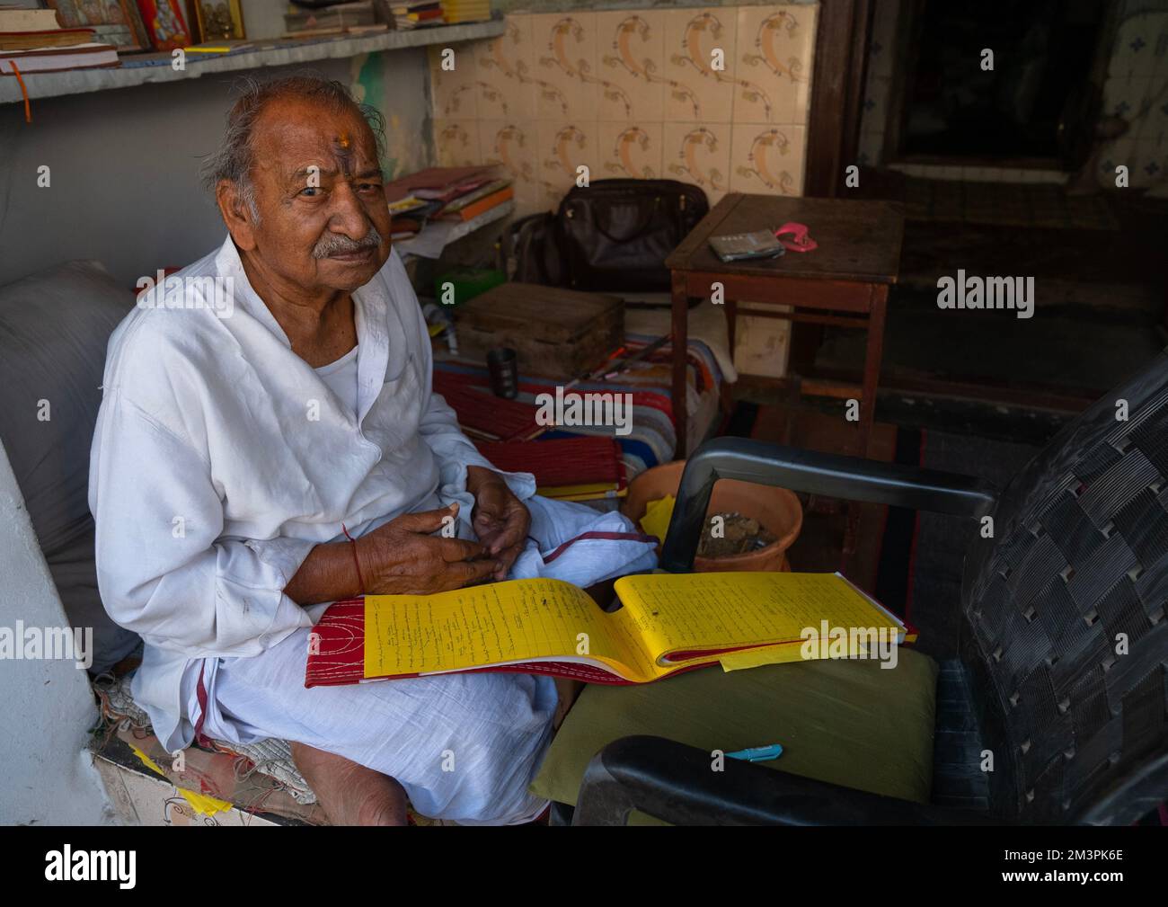 Ein Indianer mit seinem Kontobuch, Rajasthan, Ramgarh Shekhawati, Indien Stockfoto