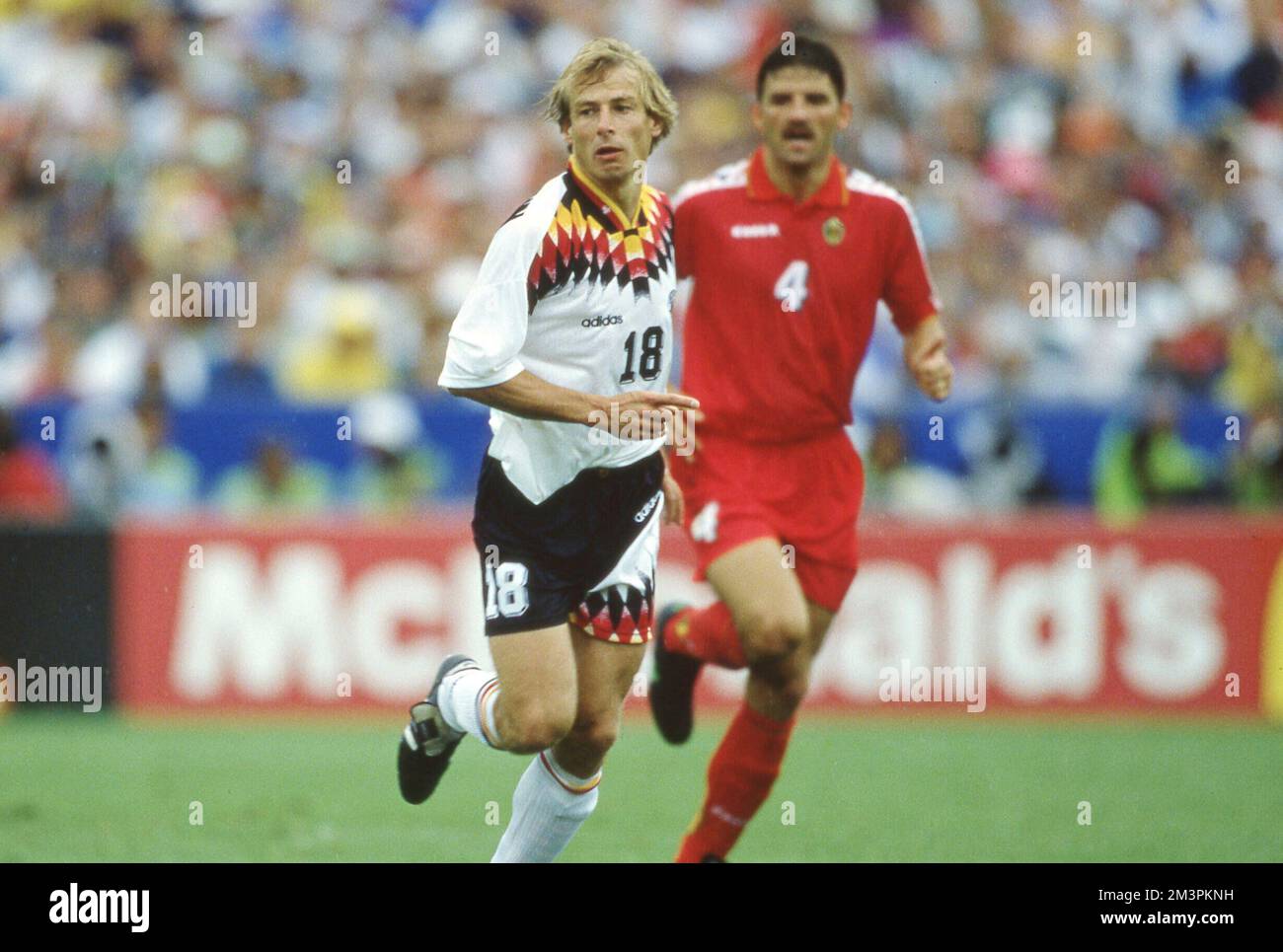 firo, 02.07.1994 Bild archivieren, Foto archivieren, archivieren, Fotos archivieren Fußball, Fußball, WELTMEISTERSCHAFT 1994 USA Runde 16: Deutschland - Belgien 3:2 Jurgen Klinsmann, Halbfigur Stockfoto