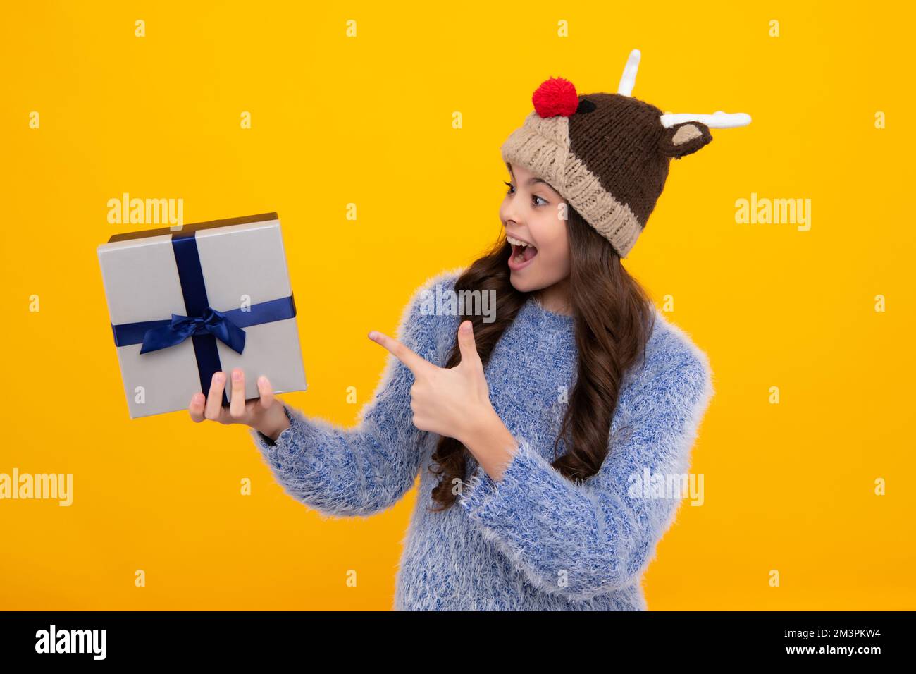 Ein erstaunlicher Teenager. Porträt eines Teenagers Kind Mädchen 12, 13, 14  Jahre alt mit Weihnachts-Geschenkbox. Teen geben Geburtstagsgeschenk.  Aufgeregt teen Mädchen Stockfotografie - Alamy