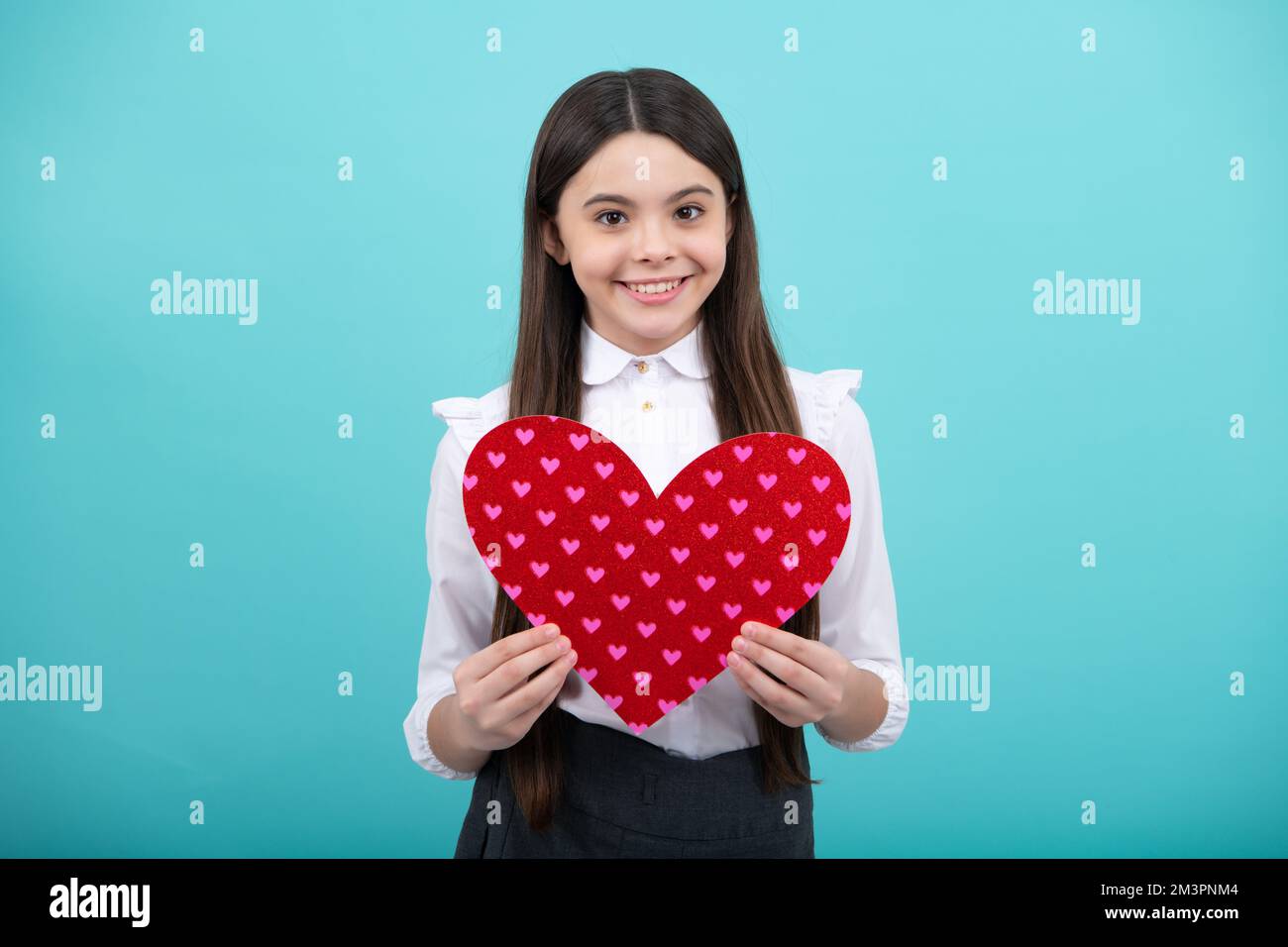 Schönes Kind Mädchen 12, 13, 14 Jahre alt mit Form Herz Liebe Urlaub und valentinstag Symbol. Valentinstag oder Geburtstag. Stockfoto